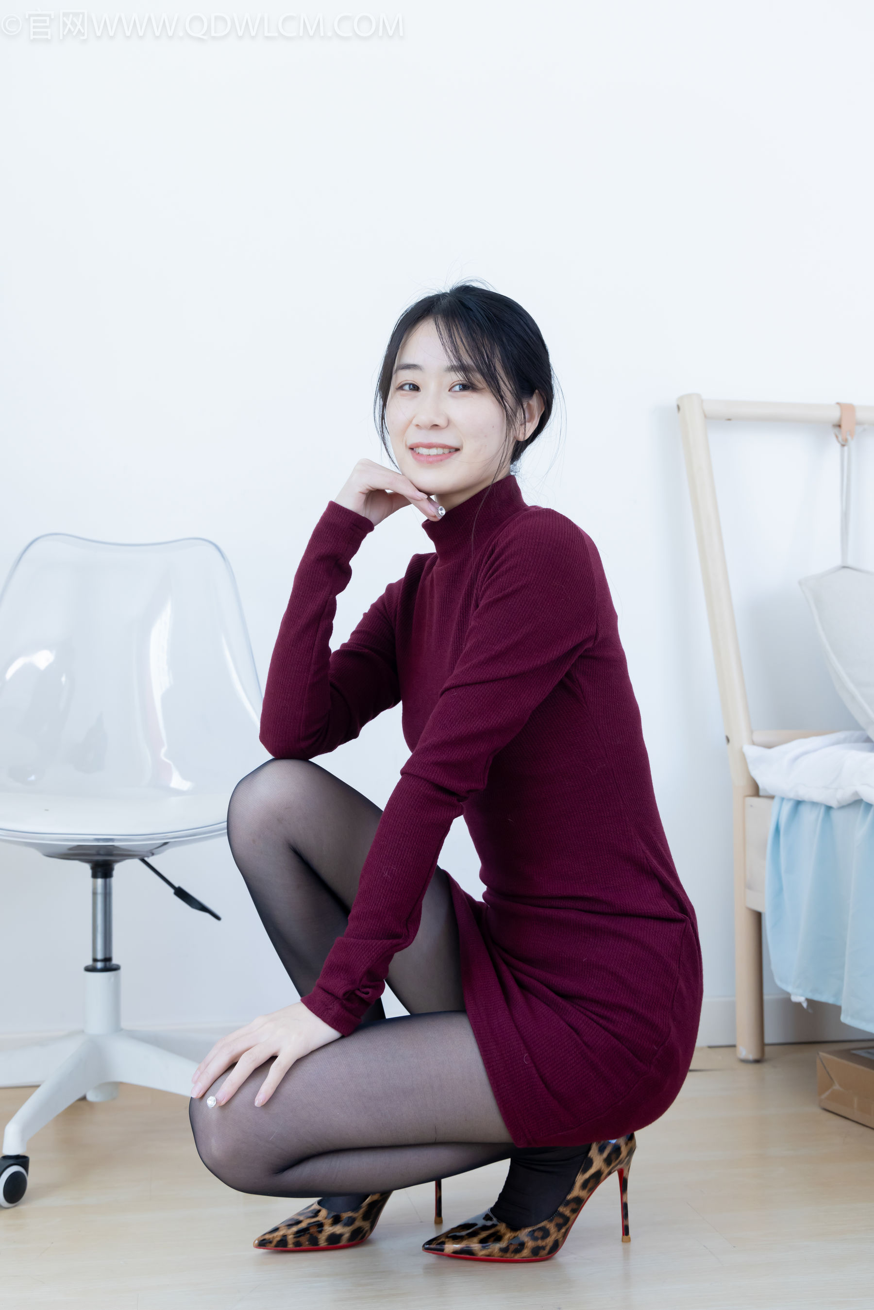 物恋传媒 No.2331 菜菜 - 高跟鞋、薄黑丝、裸足/(352P)