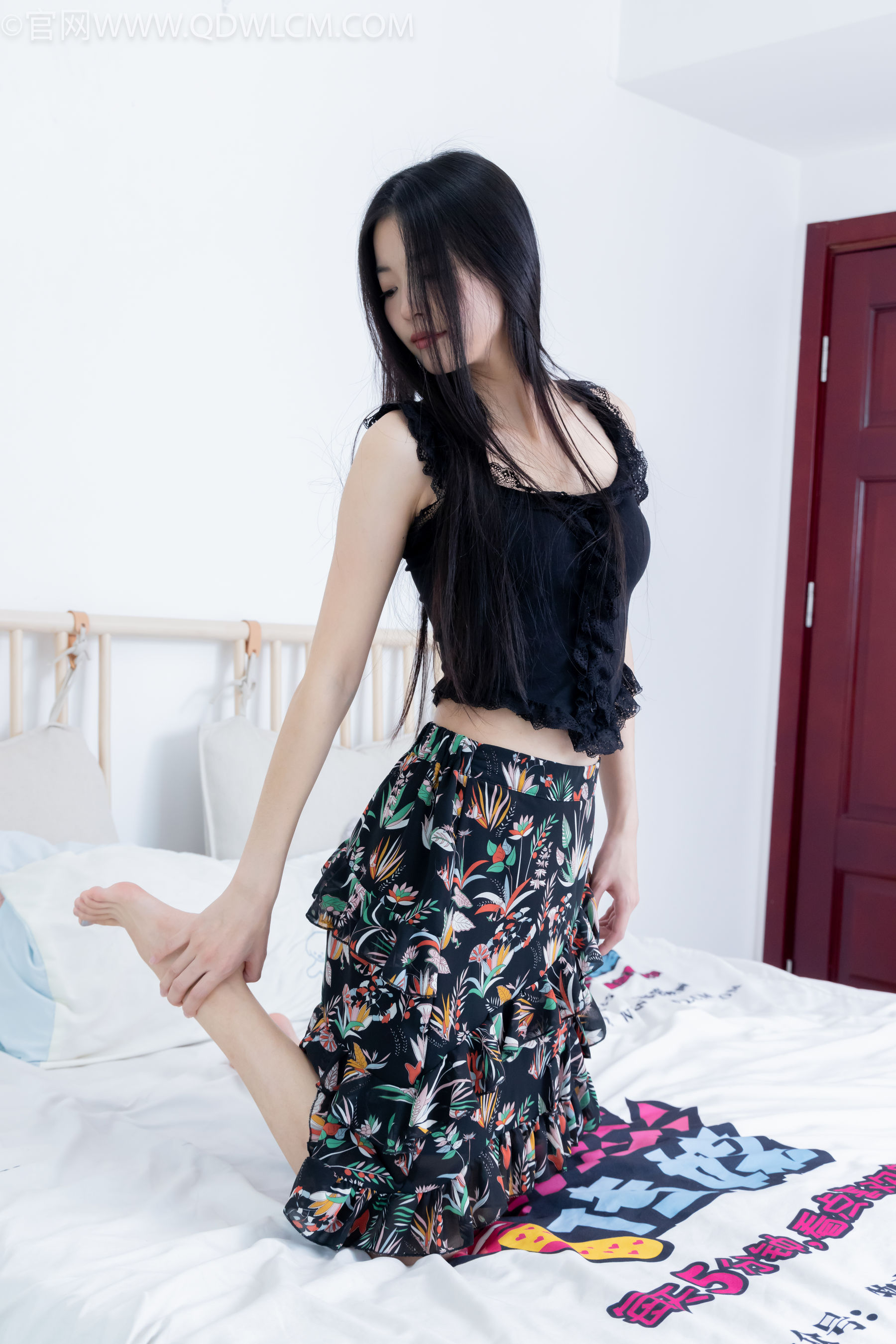 物恋传媒 No.2332 茯苓 - 短靴、短黑丝、裸足/(184P)