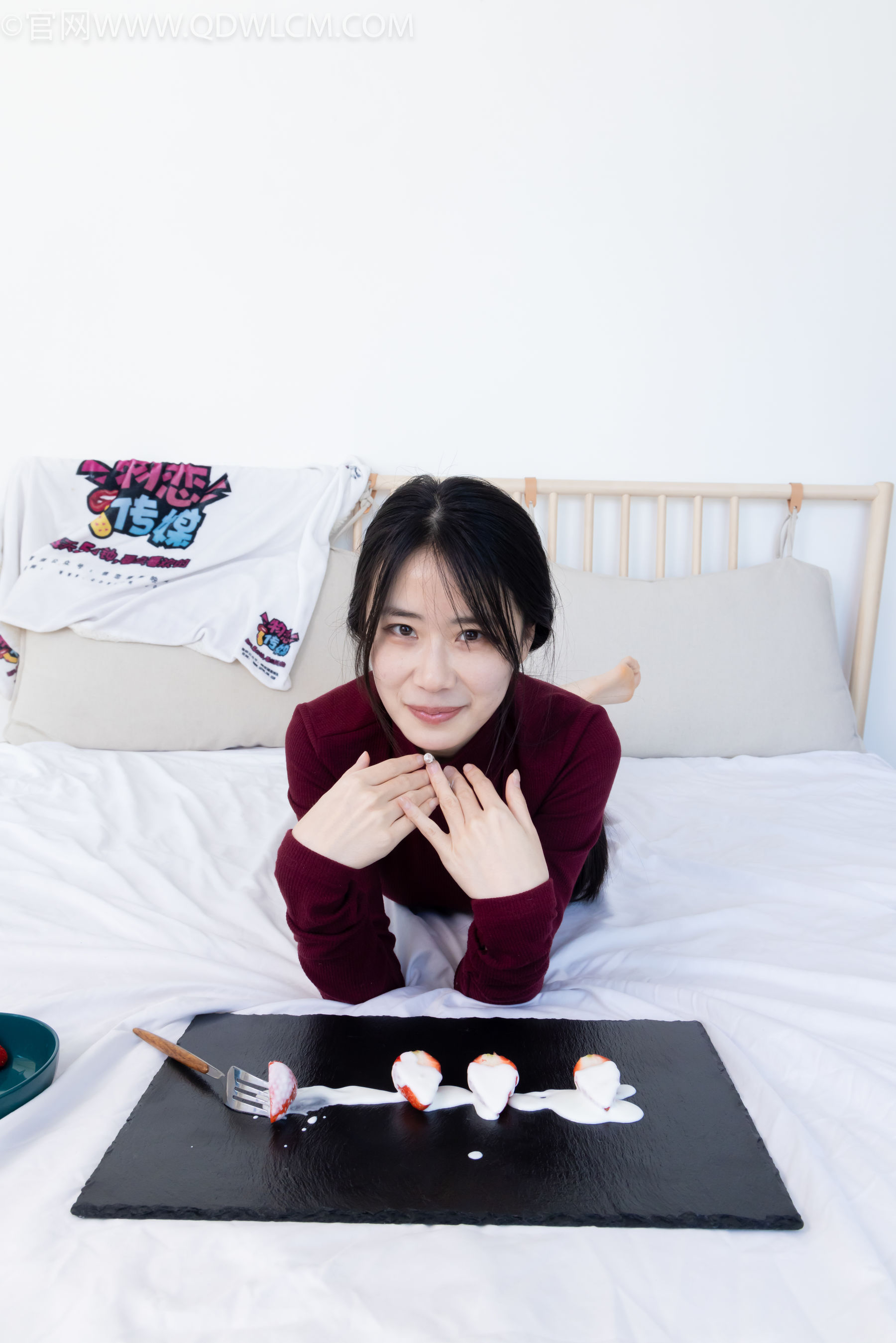 物恋传媒 No.2331 菜菜 - 高跟鞋、薄黑丝、裸足/(352P)