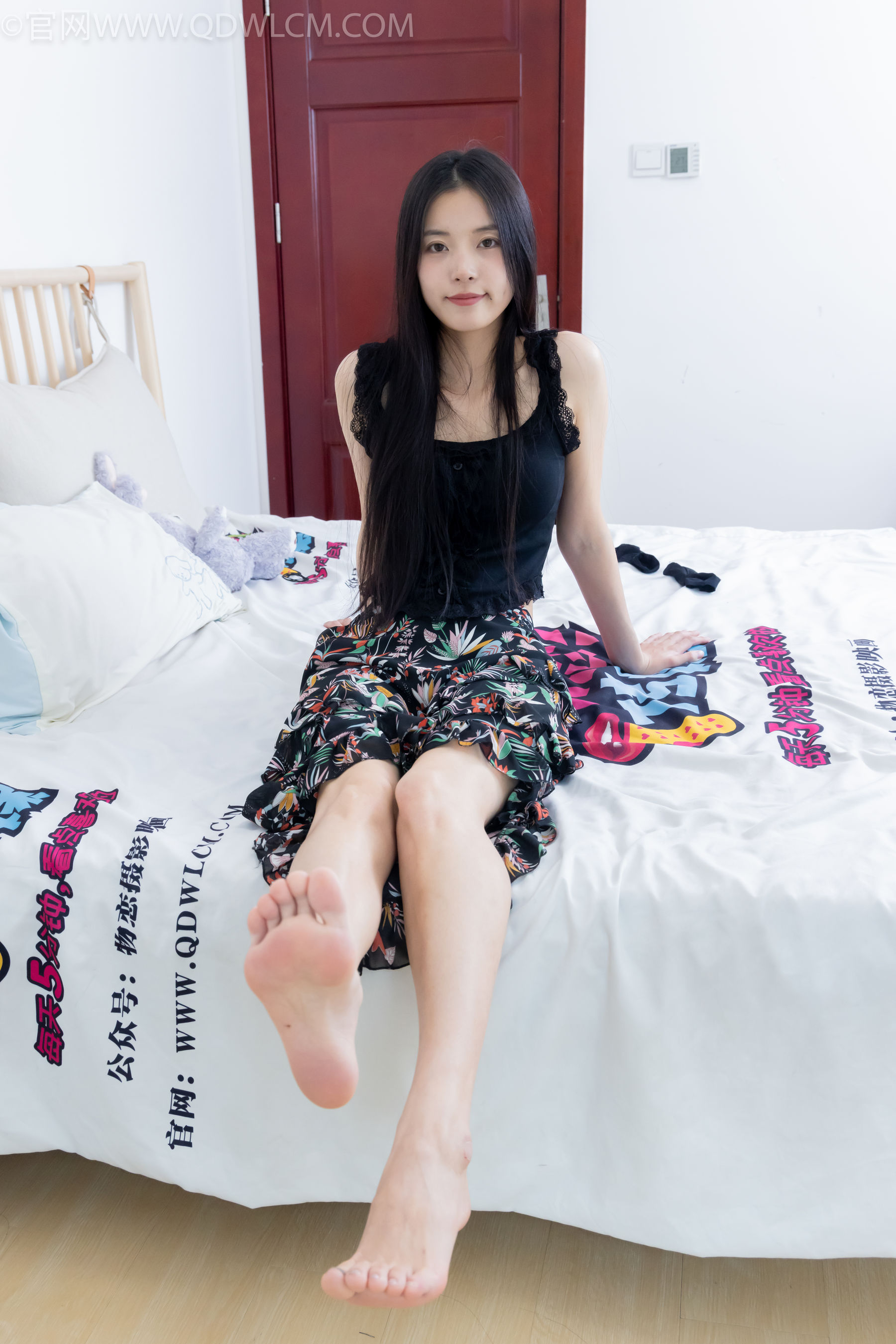 物恋传媒 No.2332 茯苓 - 短靴、短黑丝、裸足/(184P)