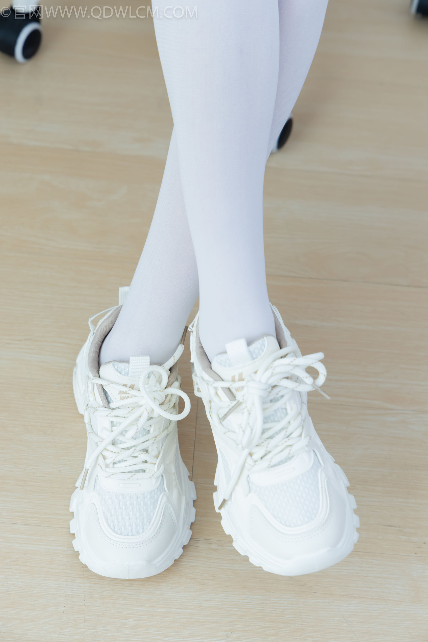 物恋传媒 No.2334 嘉木 - 运动鞋、厚白丝、裸足、裸足/(242P)