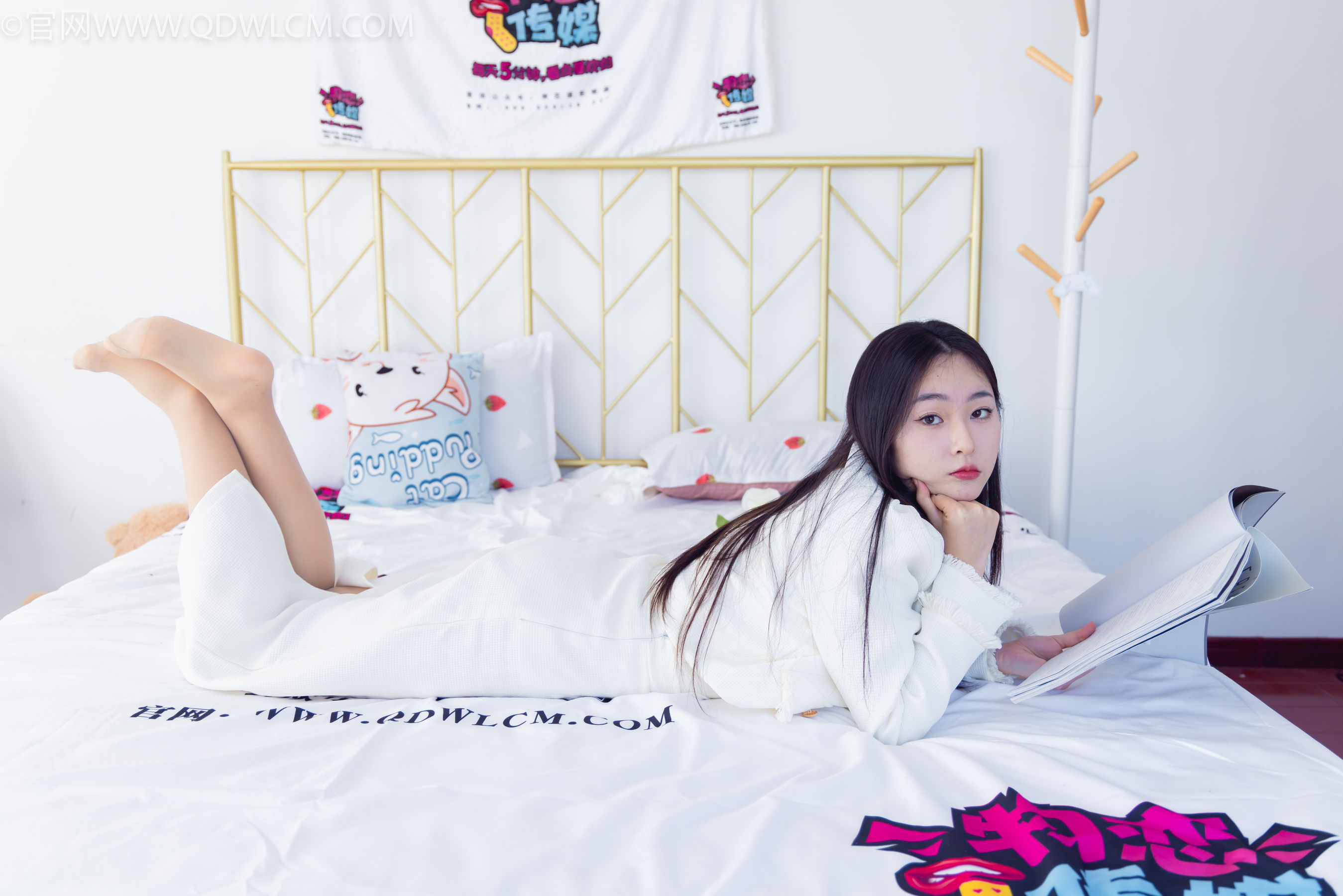 物恋传媒 No.2335 美兔 - 布鞋、长靴、白棉袜、薄肉丝/(227P)