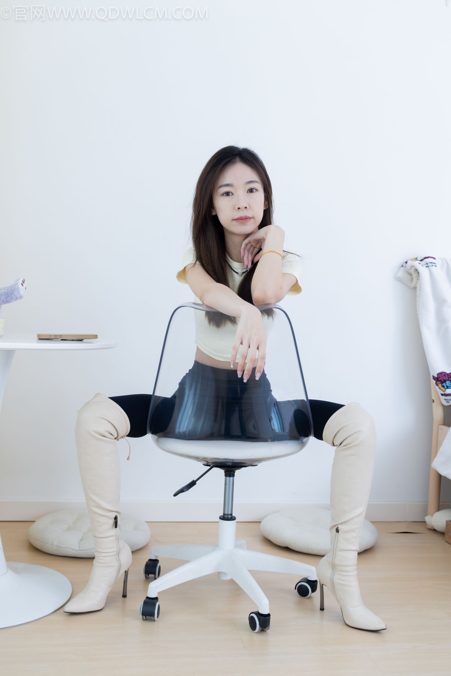 物恋传媒 No.2339 婷婷 - 长靴、白棉袜、裸足/(175P)