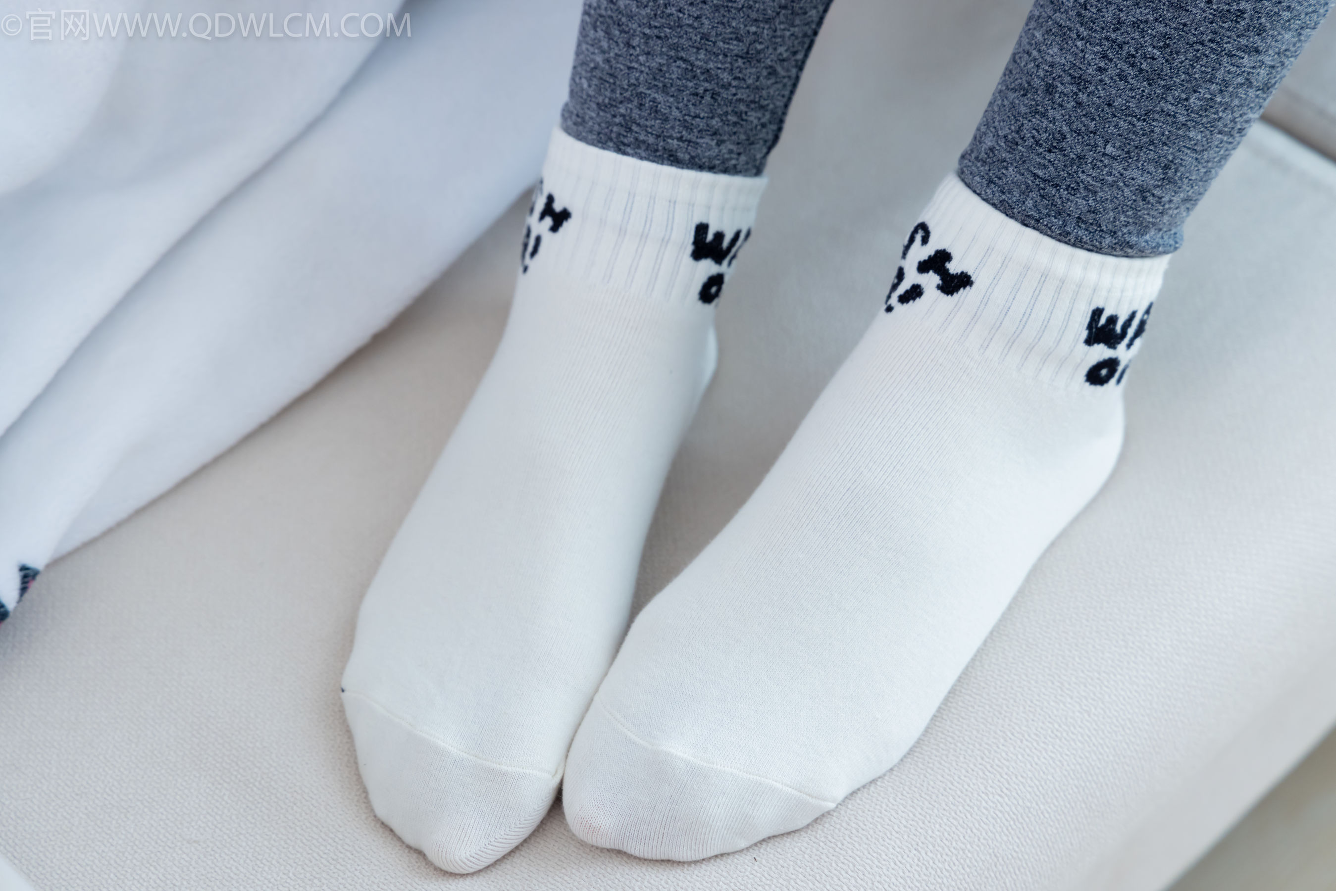 物恋传媒 No.2339 婷婷 - 长靴、白棉袜、裸足/(175P)