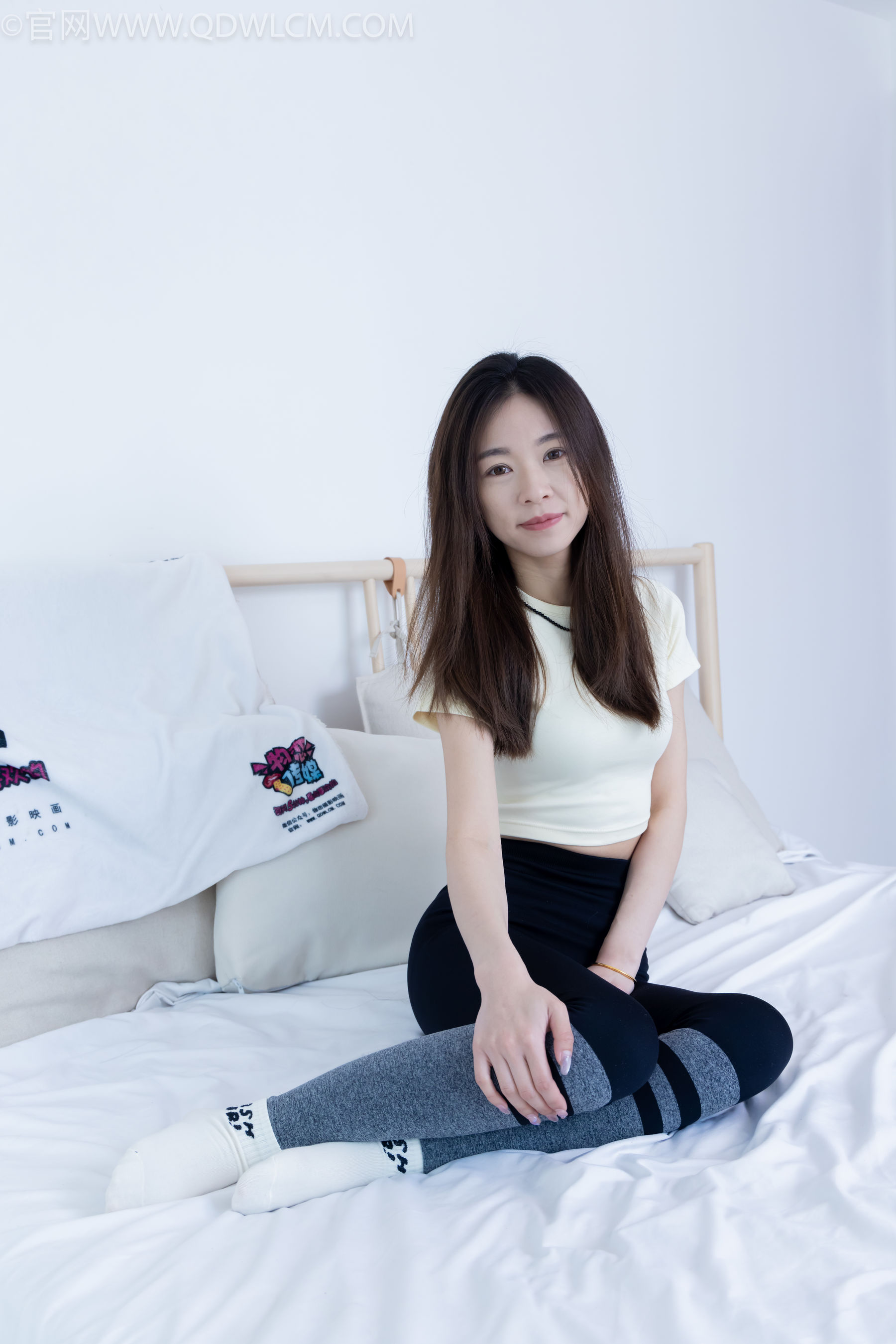 物恋传媒 No.2339 婷婷 - 长靴、白棉袜、裸足/(175P)