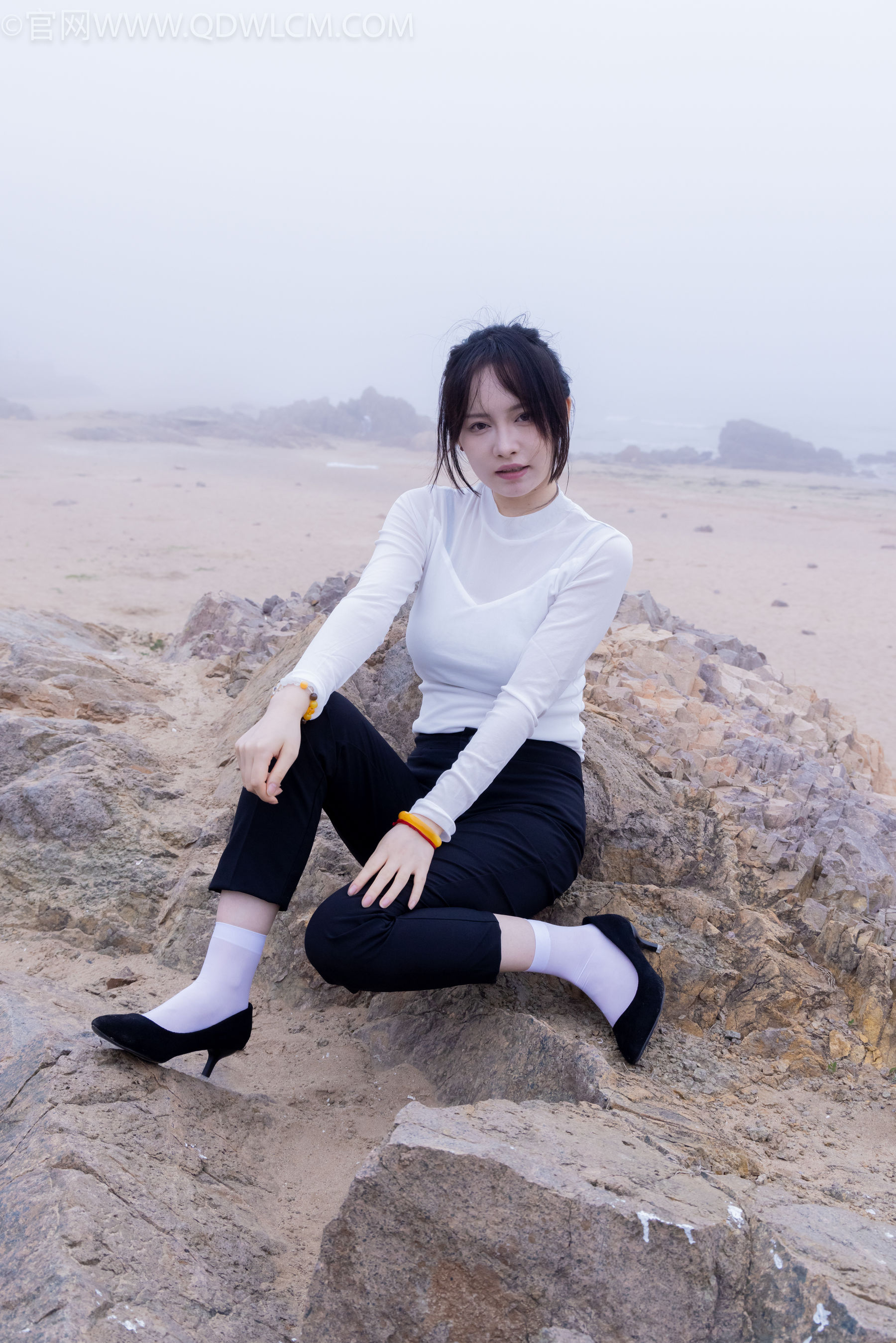 物恋传媒 No.2337 小酒 - 高跟鞋、短黑丝、短白丝/(315P)