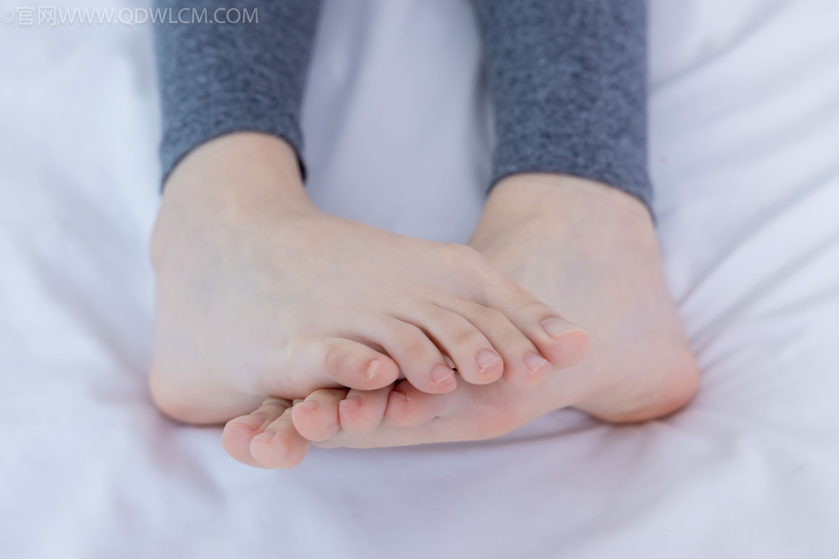 物恋传媒 No.2339 婷婷 - 长靴、白棉袜、裸足/(175P)