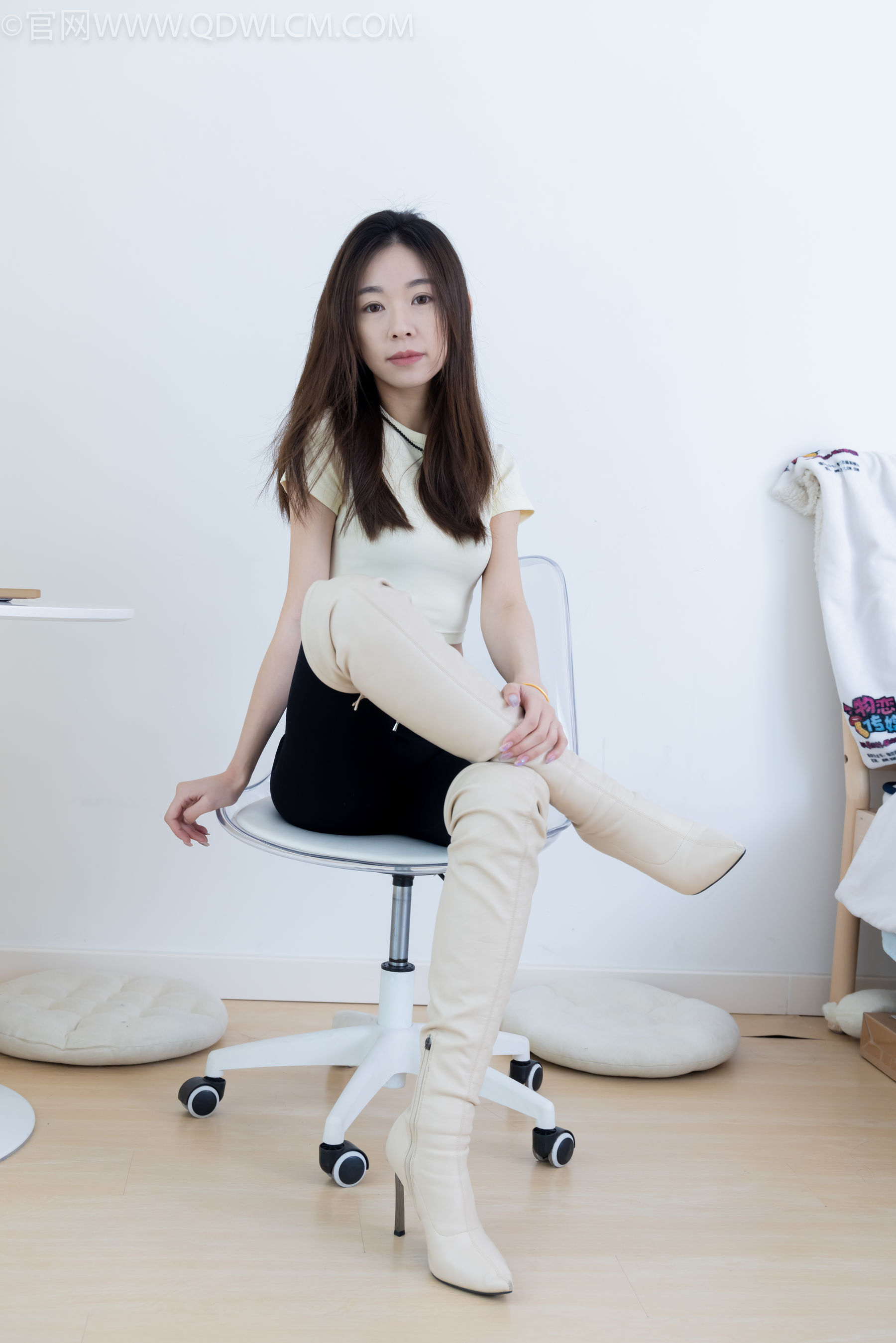 物恋传媒 No.2339 婷婷 - 长靴、白棉袜、裸足/(175P)