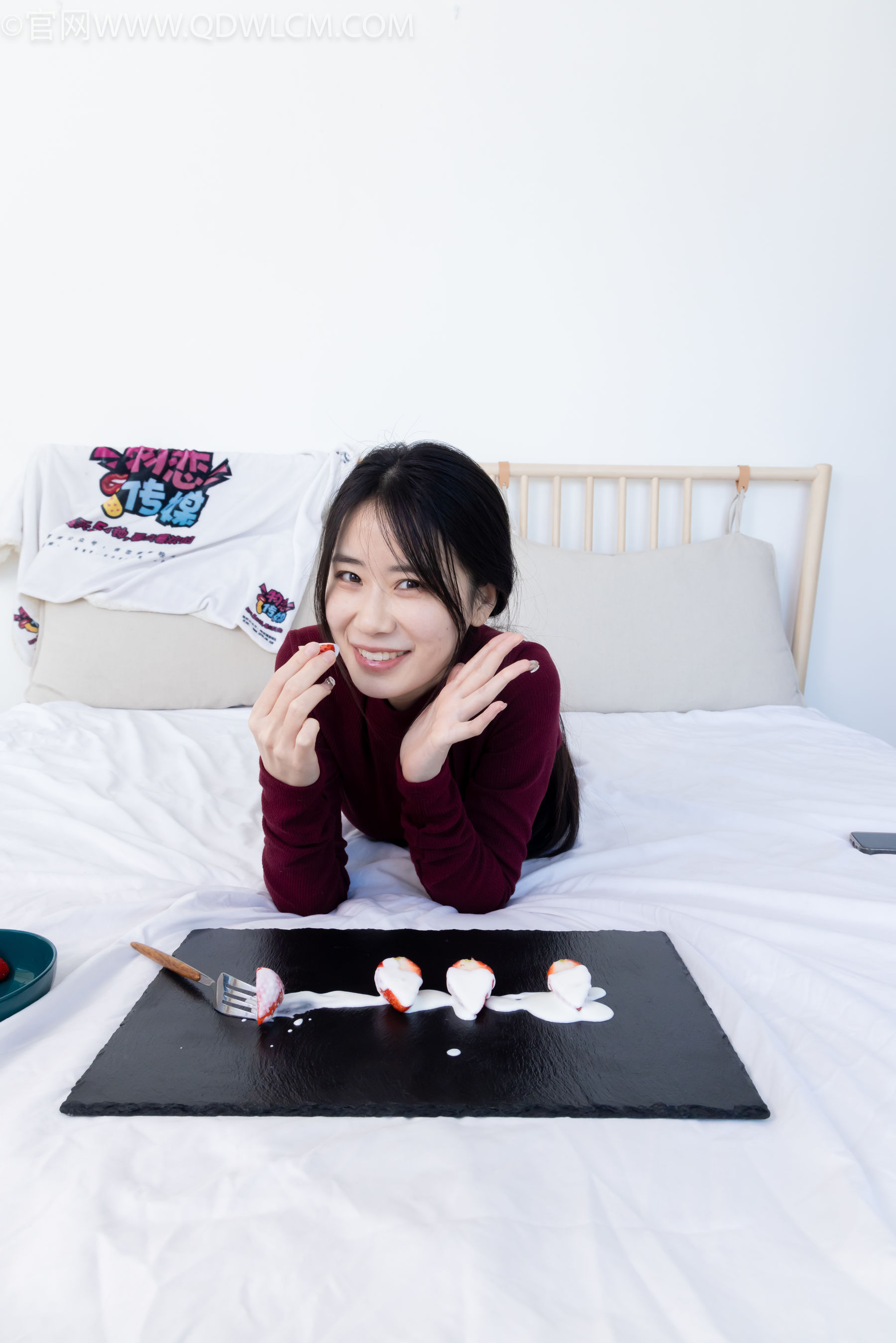 物恋传媒 No.2331 菜菜 - 高跟鞋、薄黑丝、裸足/(352P)