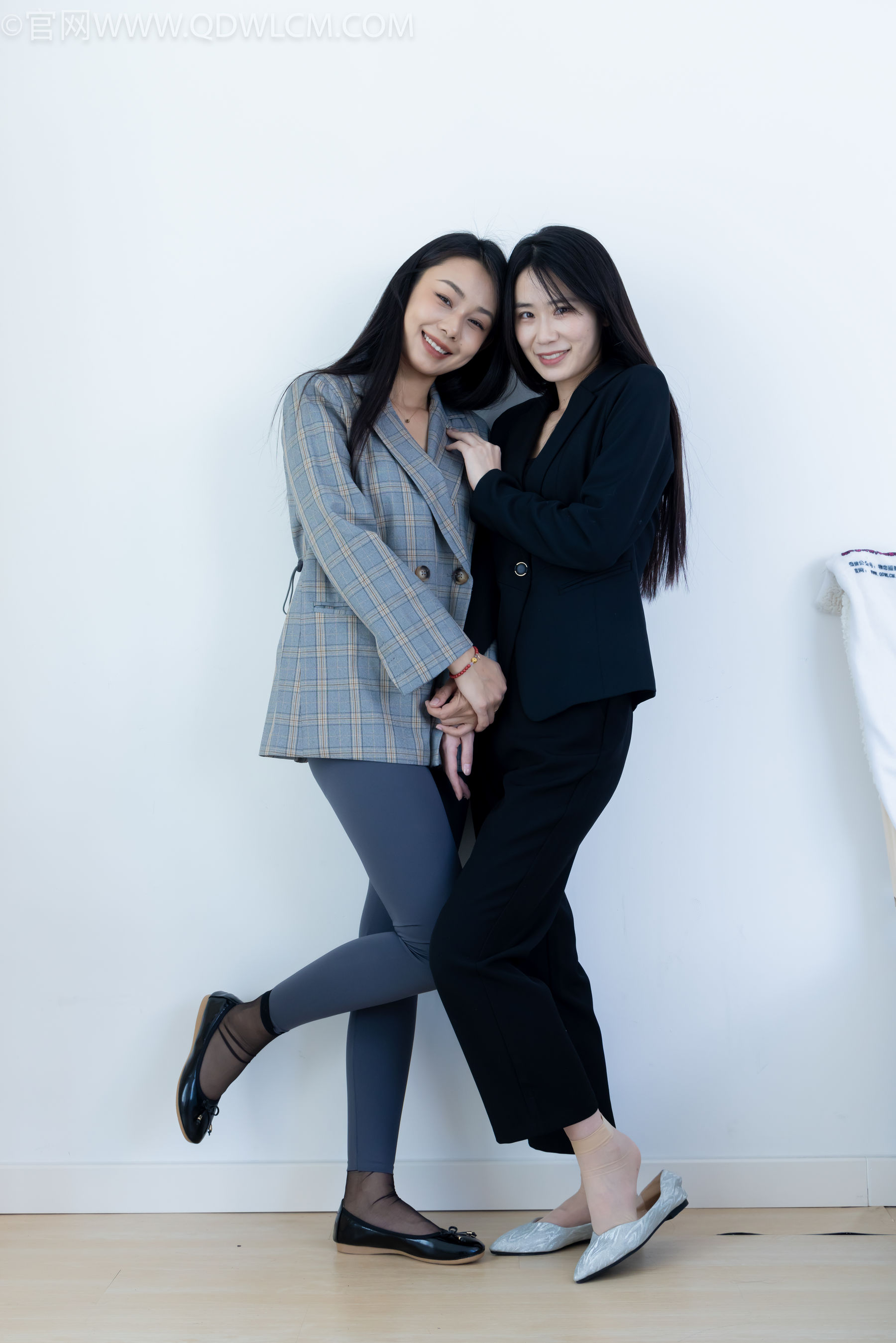 物恋传媒 No.2338 菜菜&岚岚 - 两双平底鞋、短黑丝、短肉丝/(169P)