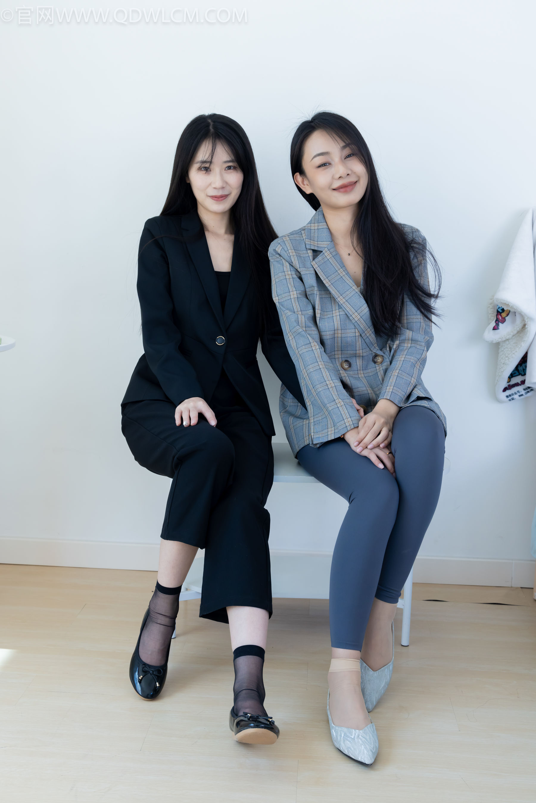 物恋传媒 No.2338 菜菜&岚岚 - 两双平底鞋、短黑丝、短肉丝/(169P)