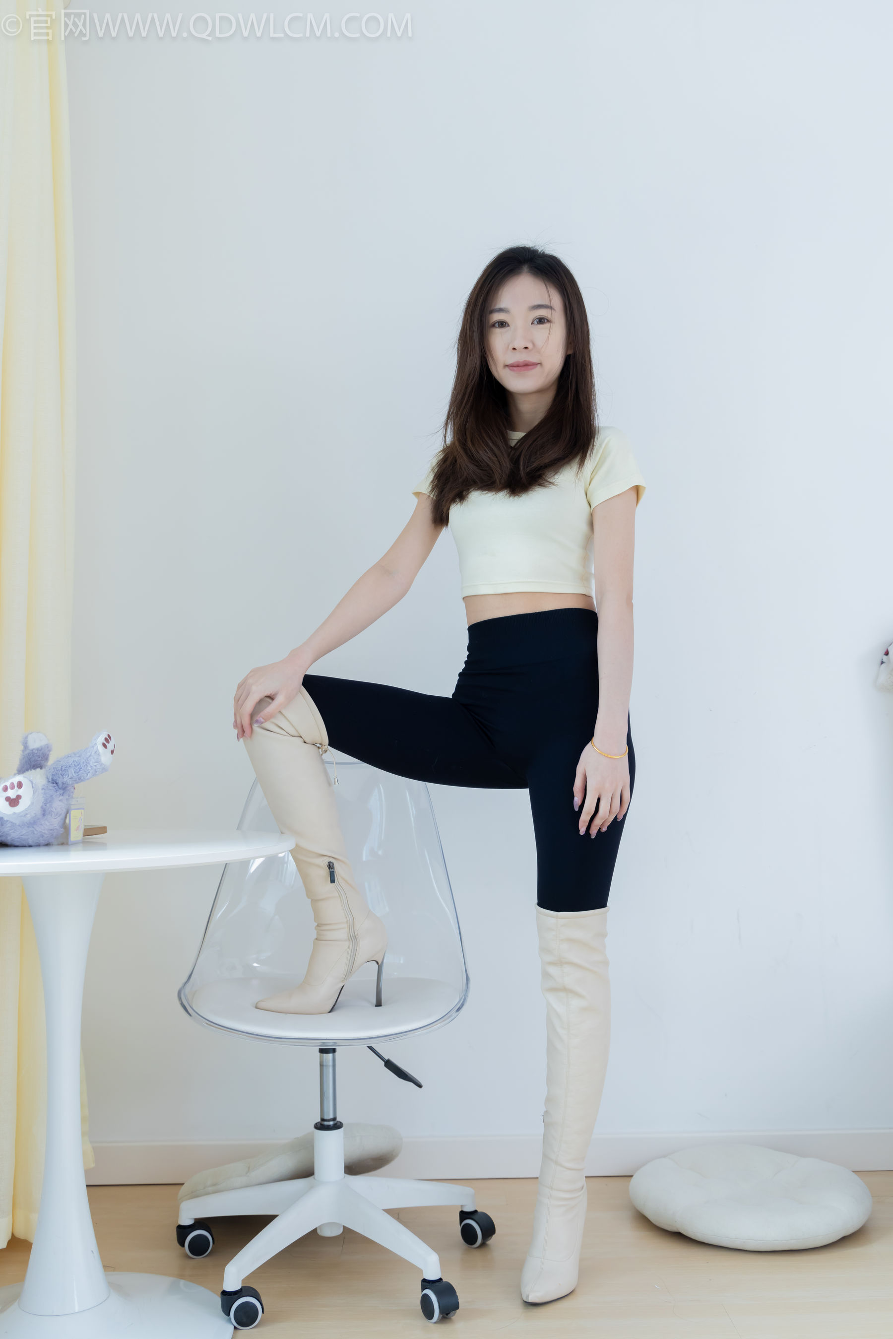 物恋传媒 No.2339 婷婷 - 长靴、白棉袜、裸足/(175P)