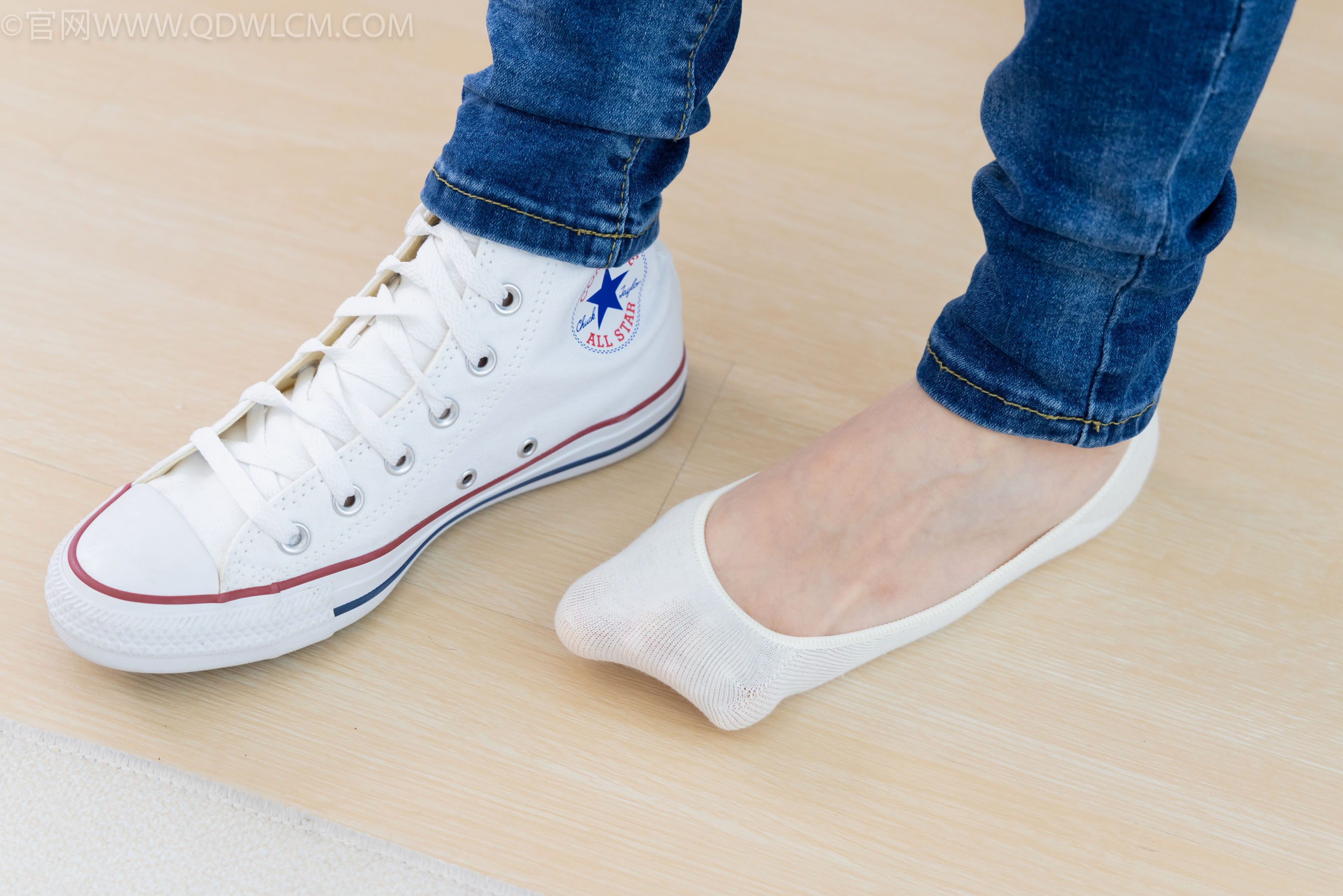 物恋传媒 No.2329 小竹 - 帆布鞋、白船袜、肚子疼揉肚子剧情/(158P)