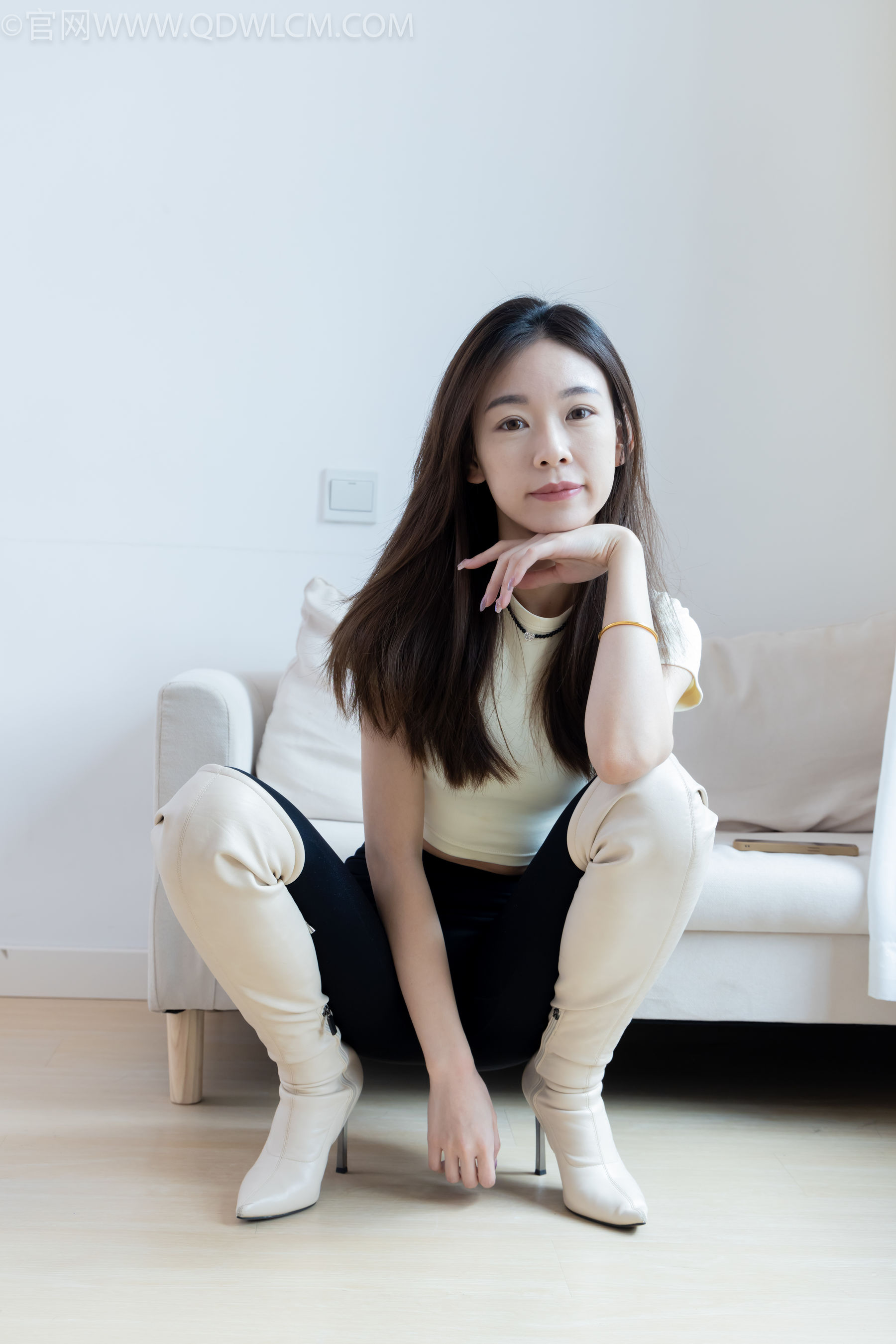 物恋传媒 No.2339 婷婷 - 长靴、白棉袜、裸足/(175P)