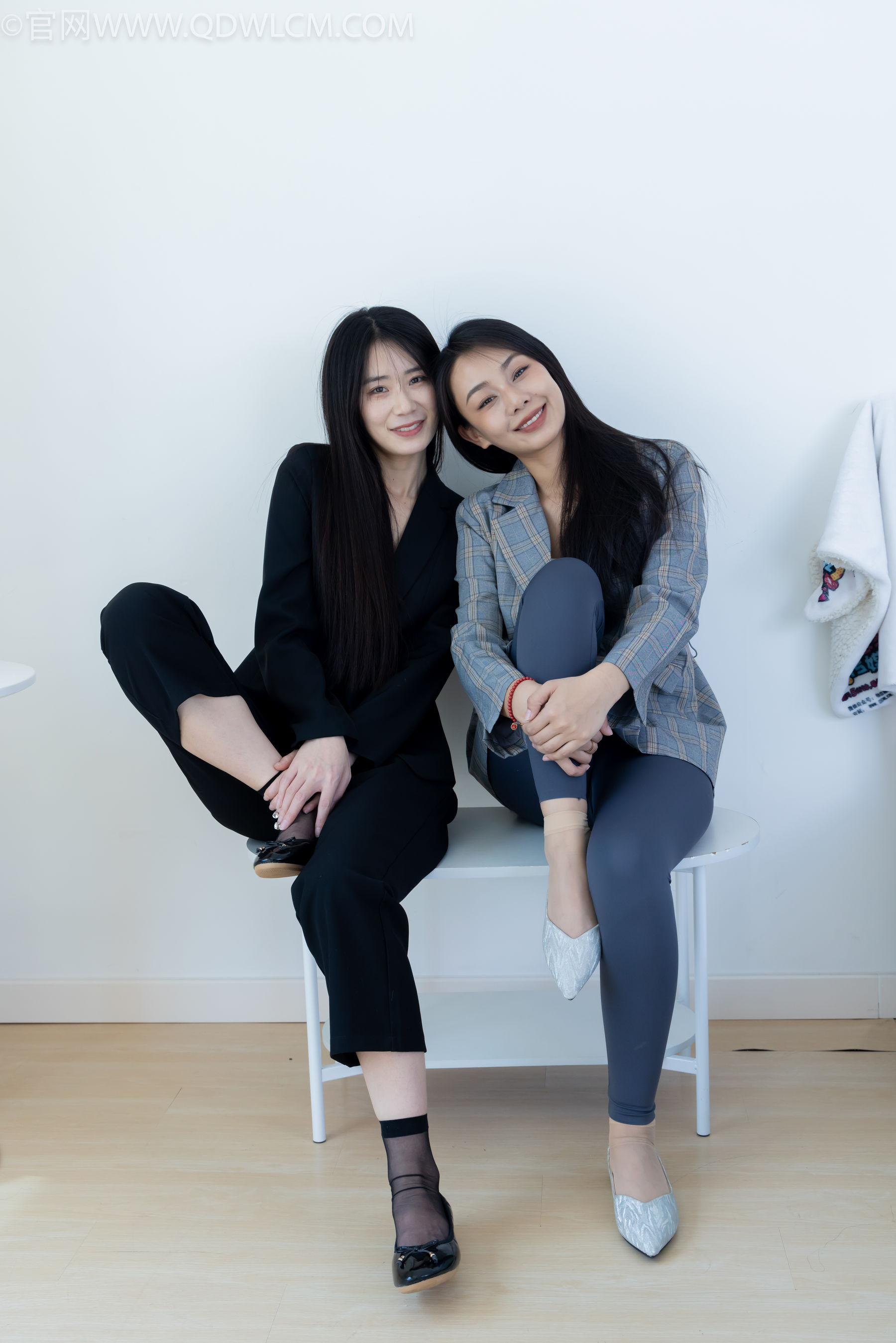 物恋传媒 No.2338 菜菜&岚岚 - 两双平底鞋、短黑丝、短肉丝/(169P)