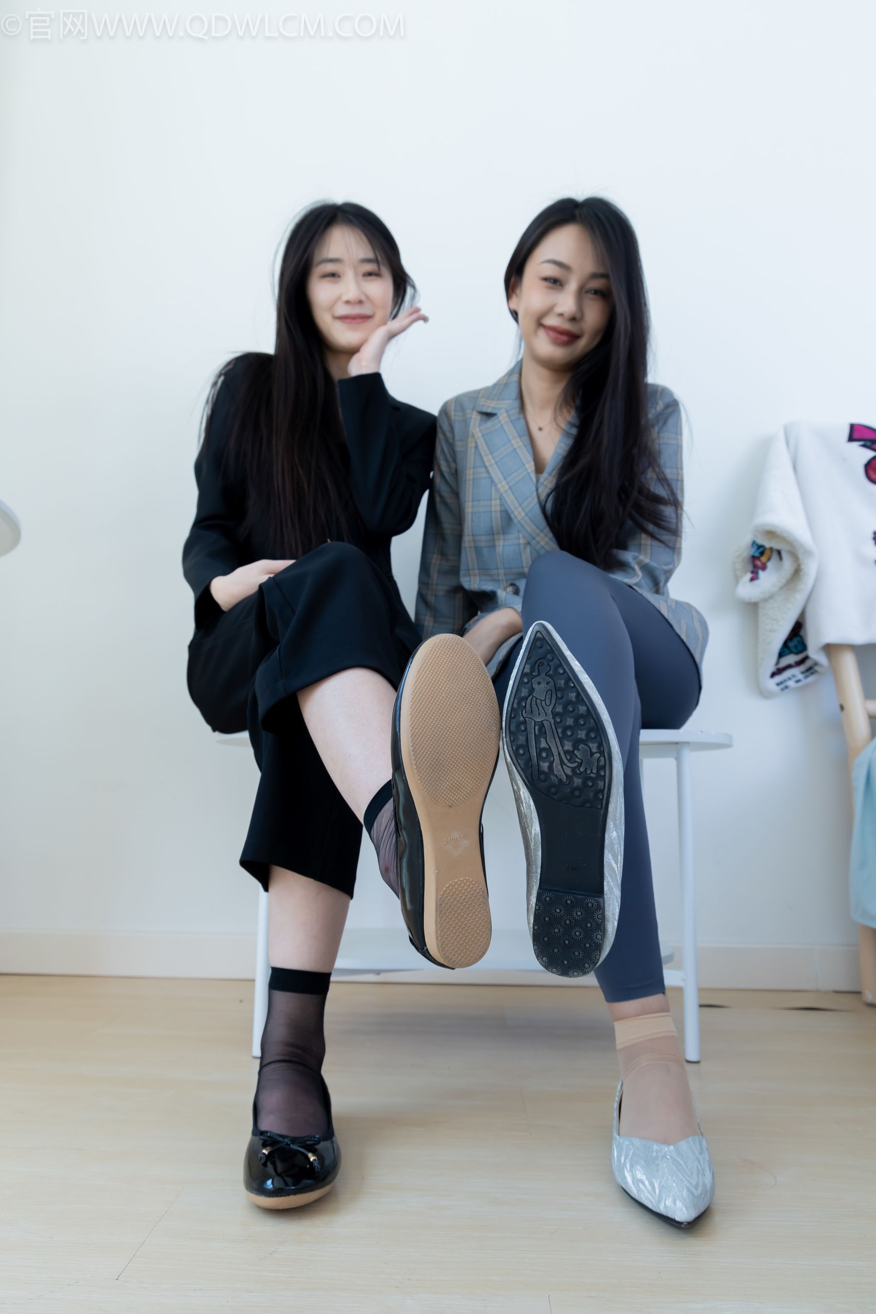 物恋传媒 No.2338 菜菜&岚岚 - 两双平底鞋、短黑丝、短肉丝/(169P)