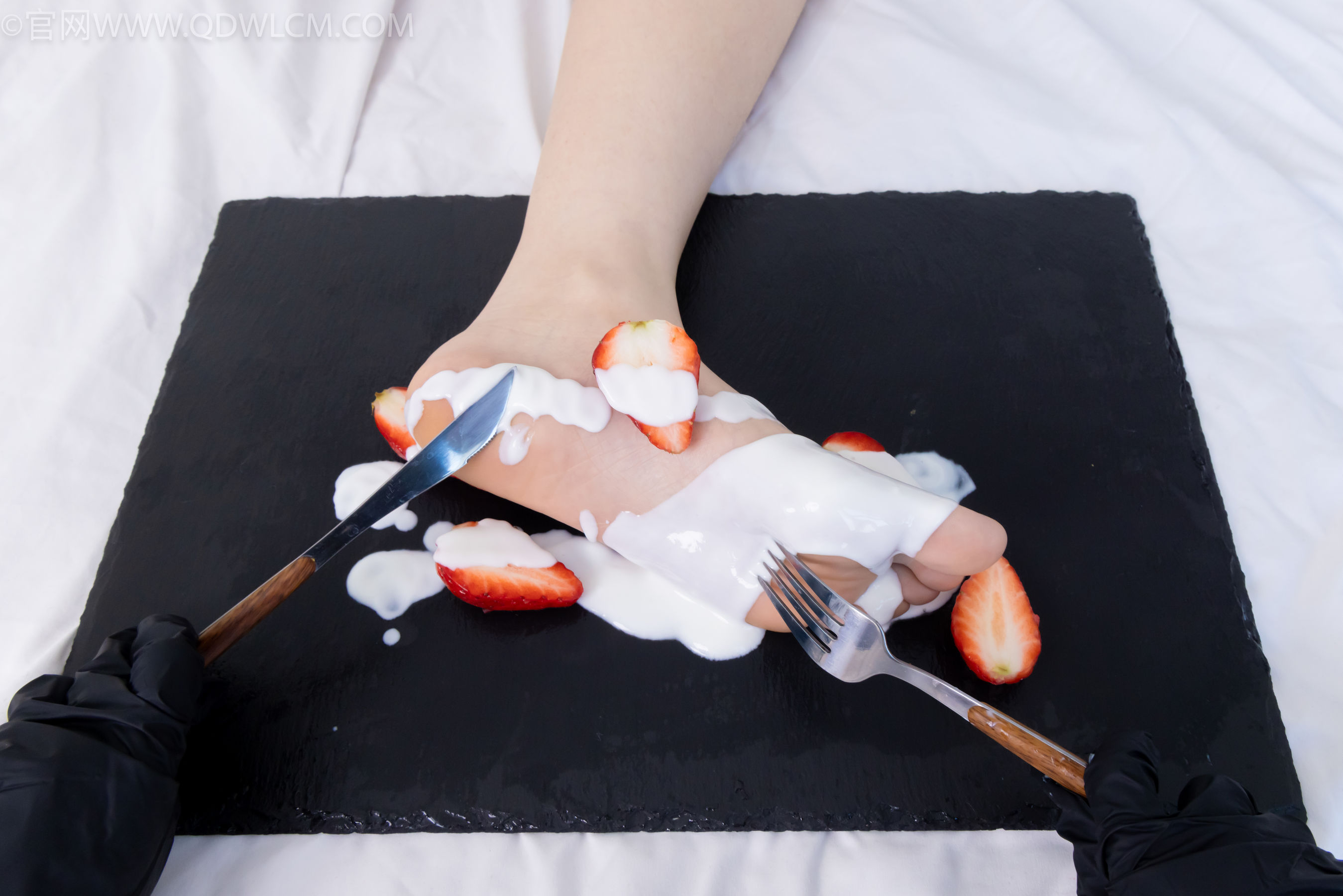 物恋传媒 No.2331 菜菜 - 高跟鞋、薄黑丝、裸足/(352P)