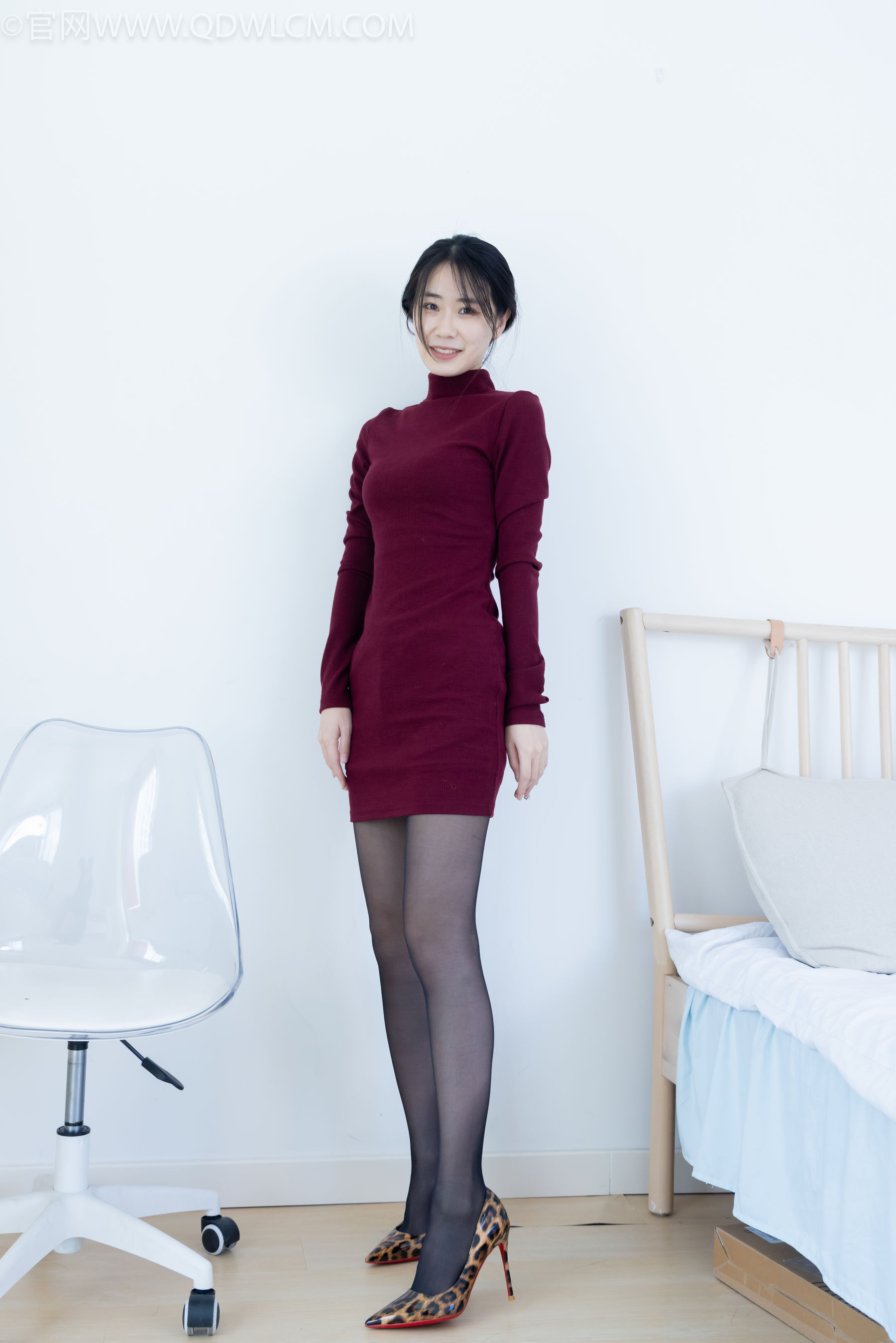 物恋传媒 No.2331 菜菜 - 高跟鞋、薄黑丝、裸足/(352P)