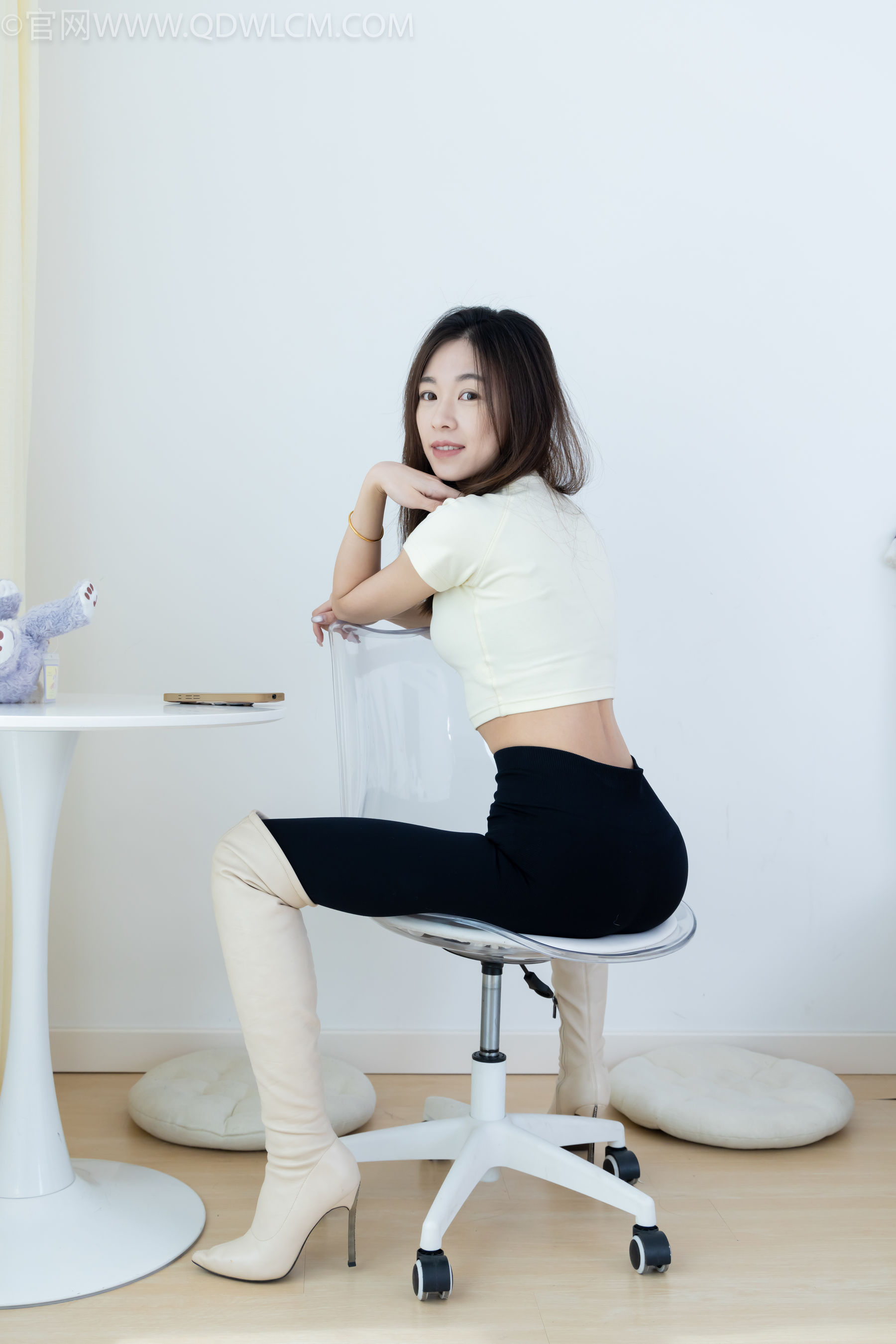 物恋传媒 No.2339 婷婷 - 长靴、白棉袜、裸足/(175P)