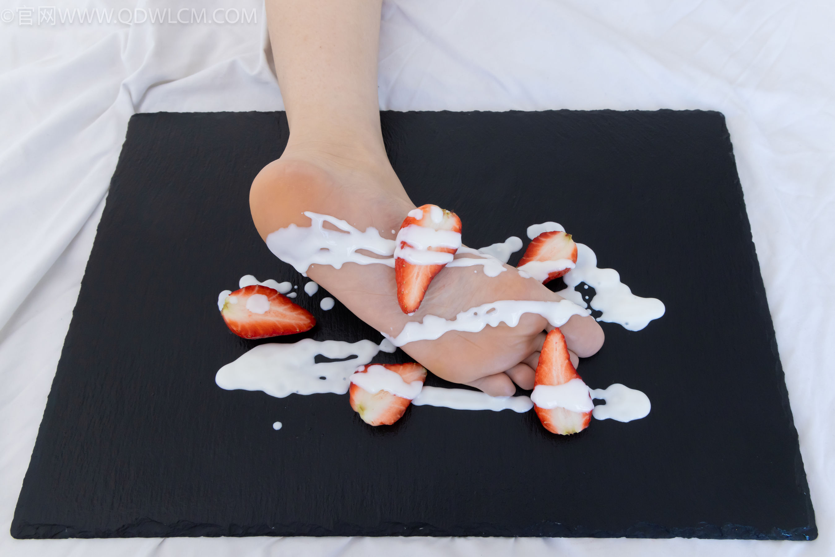 物恋传媒 No.2331 菜菜 - 高跟鞋、薄黑丝、裸足/(352P)