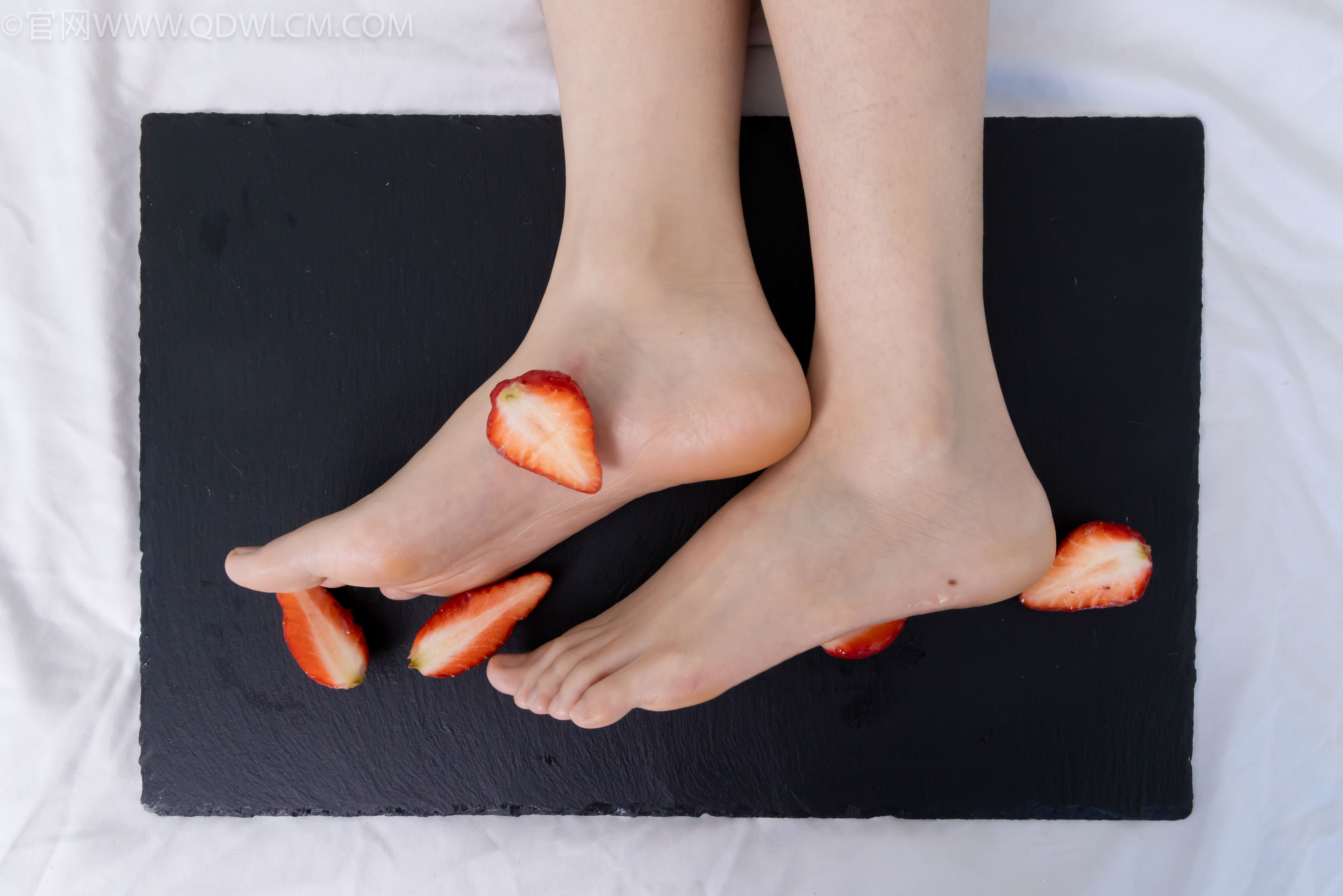 物恋传媒 No.2331 菜菜 - 高跟鞋、薄黑丝、裸足/(352P)