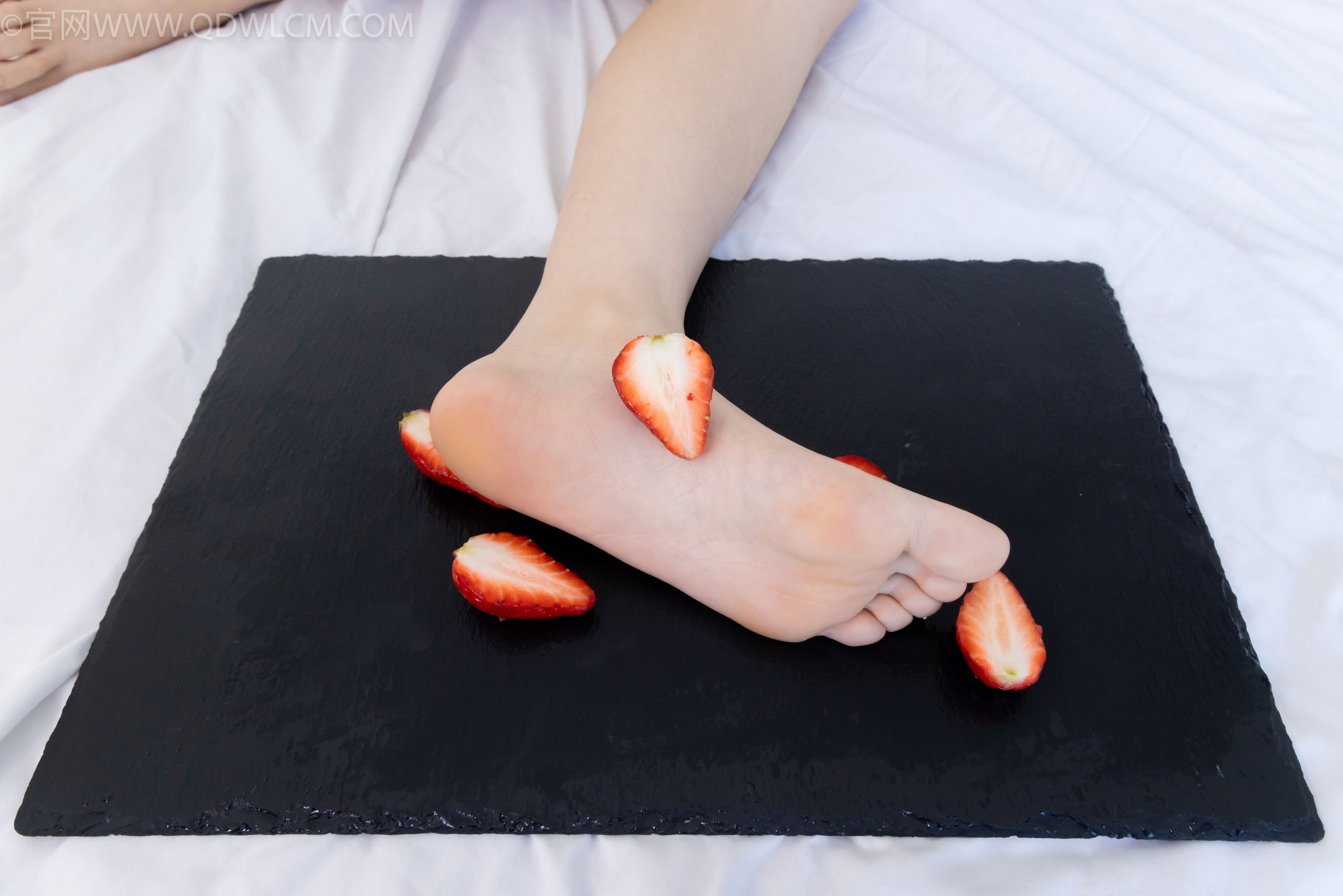 物恋传媒 No.2331 菜菜 - 高跟鞋、薄黑丝、裸足/(352P)