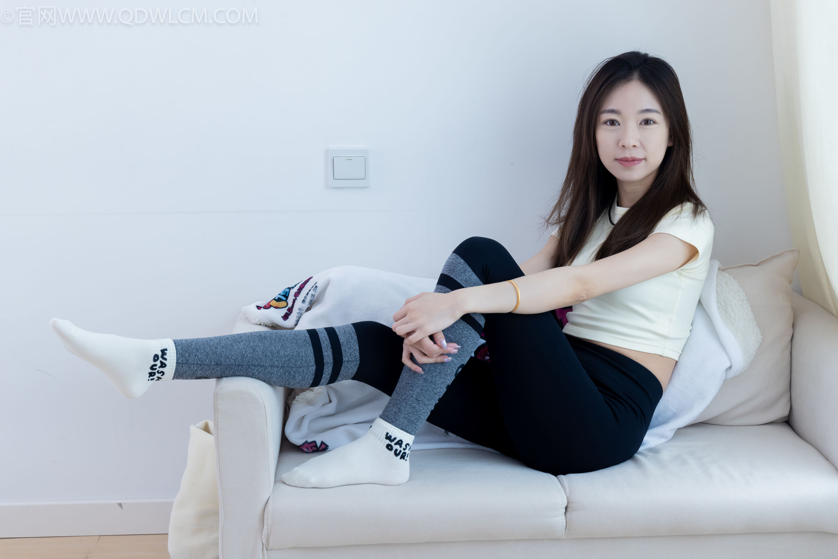 物恋传媒 No.2339 婷婷 - 长靴、白棉袜、裸足/(175P)