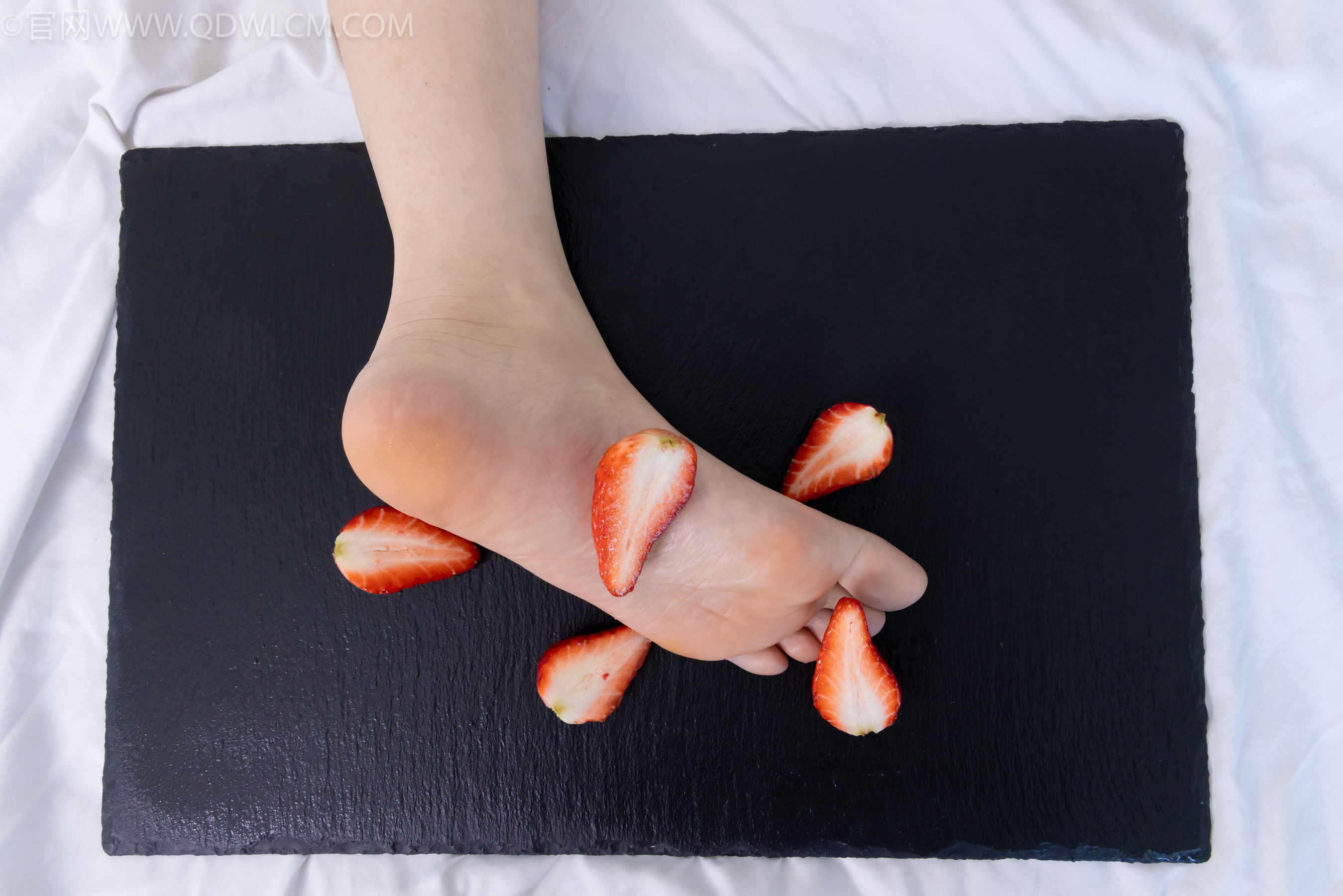 物恋传媒 No.2331 菜菜 - 高跟鞋、薄黑丝、裸足/(352P)