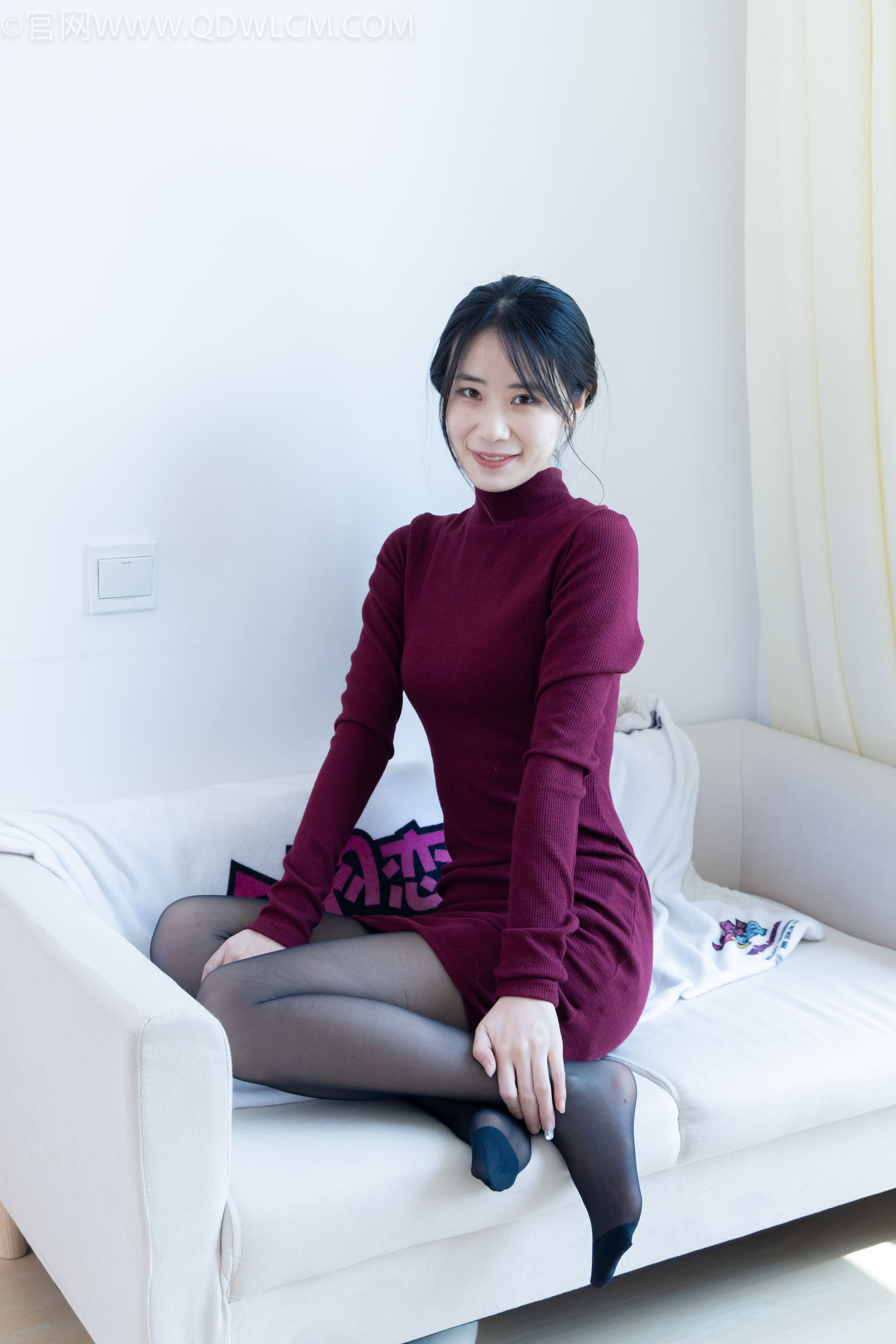 物恋传媒 No.2331 菜菜 - 高跟鞋、薄黑丝、裸足/(352P)