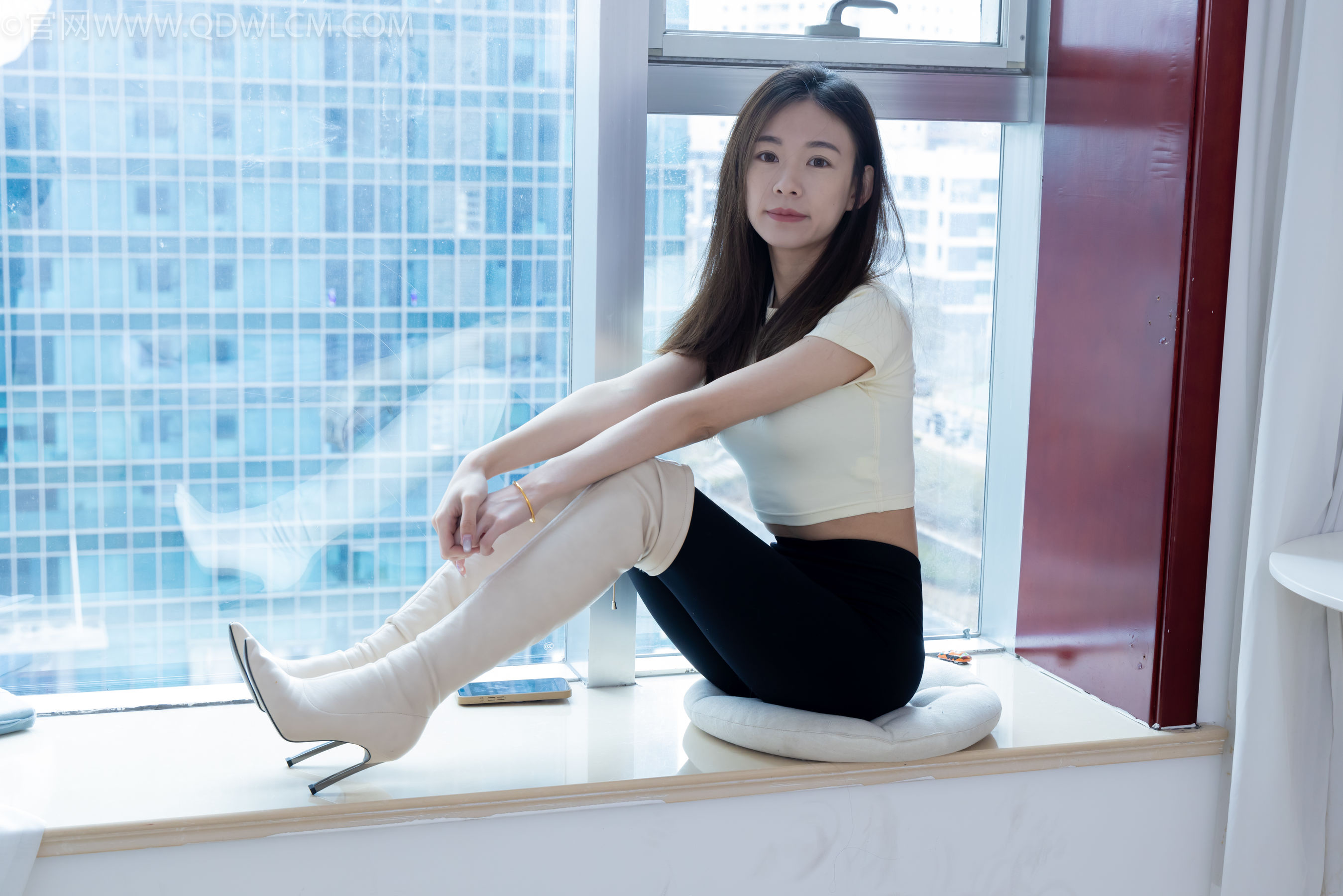 物恋传媒 No.2339 婷婷 - 长靴、白棉袜、裸足/(175P)