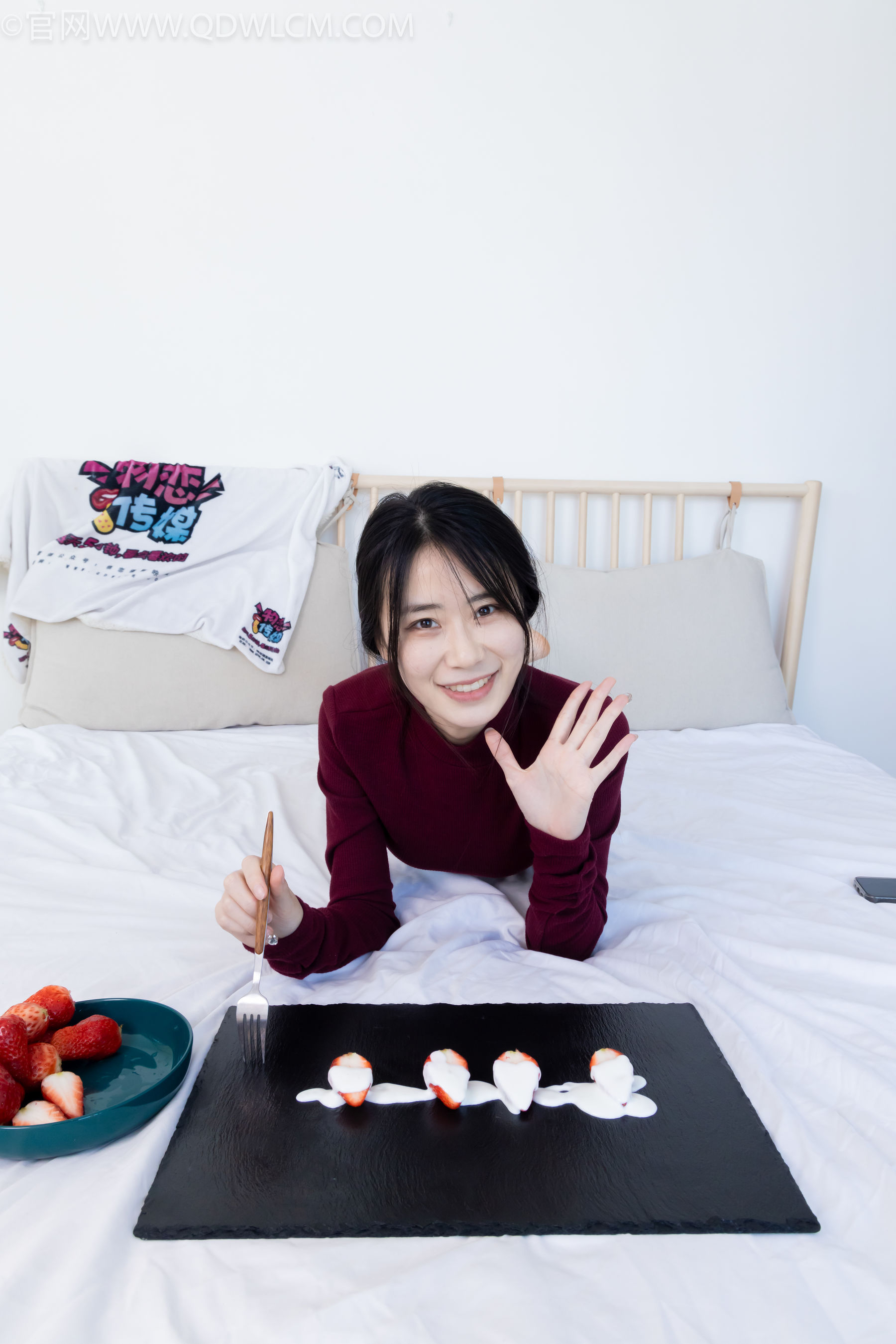 物恋传媒 No.2331 菜菜 - 高跟鞋、薄黑丝、裸足/(352P)