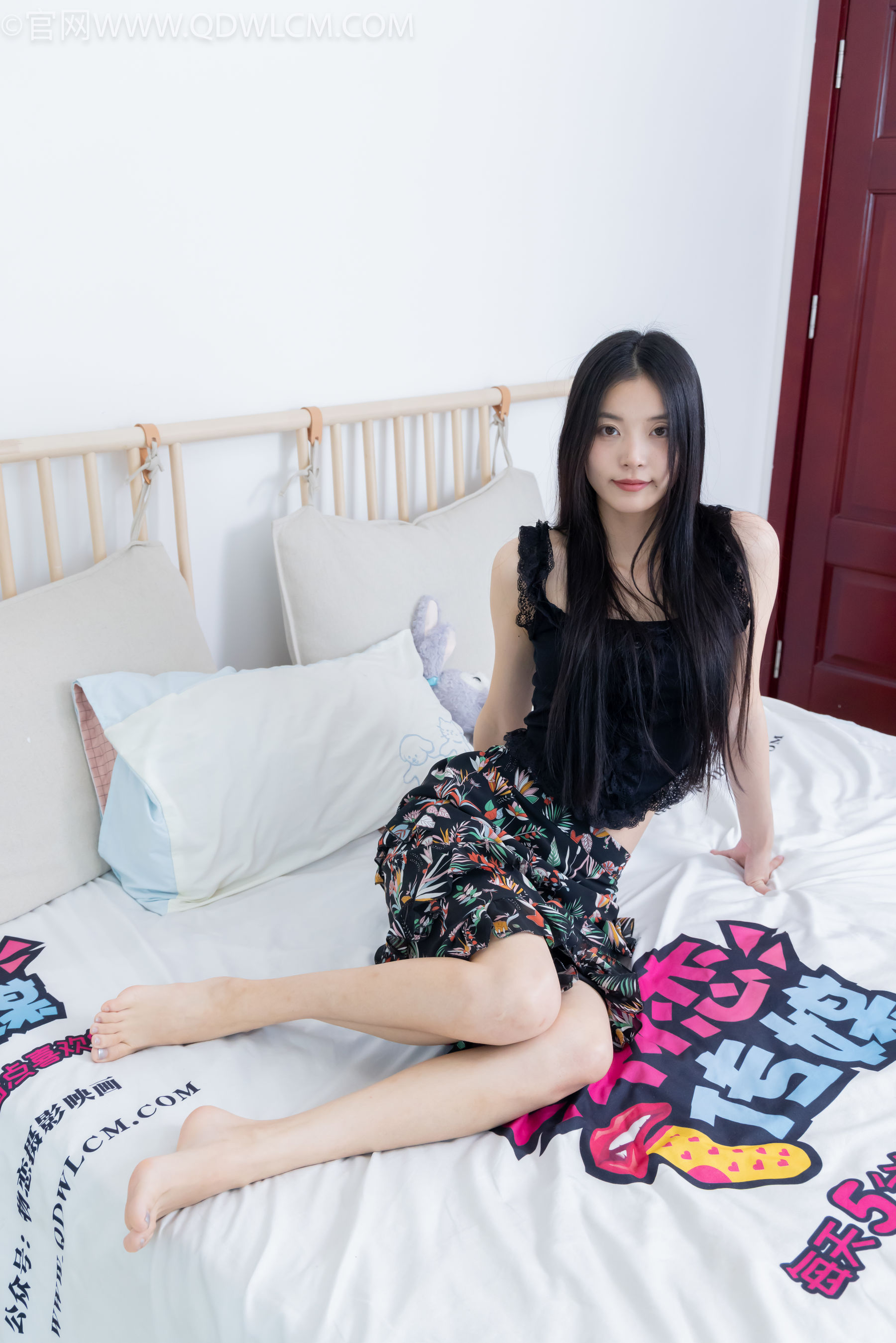 物恋传媒 No.2332 茯苓 - 短靴、短黑丝、裸足/(184P)