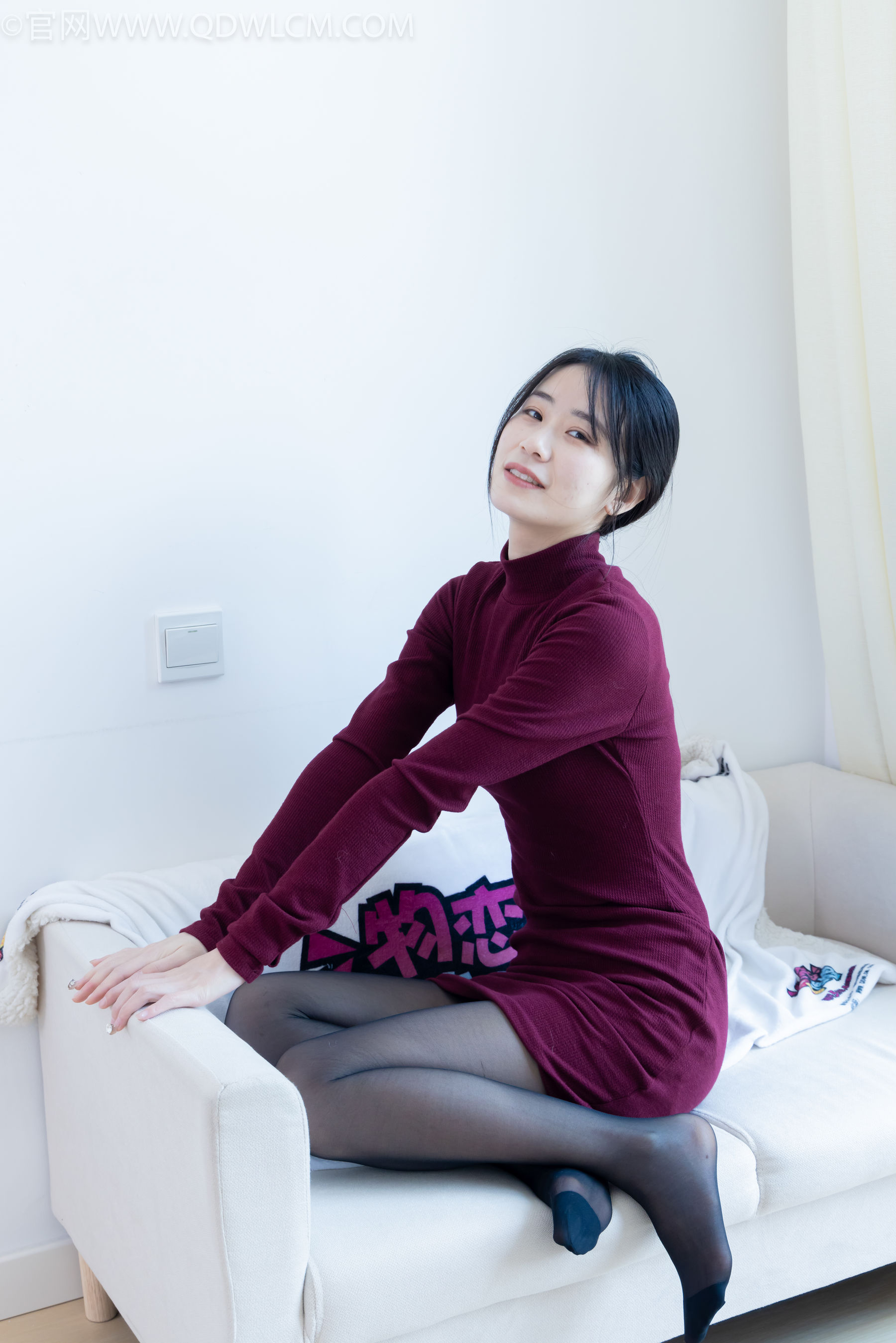 物恋传媒 No.2331 菜菜 - 高跟鞋、薄黑丝、裸足/(352P)