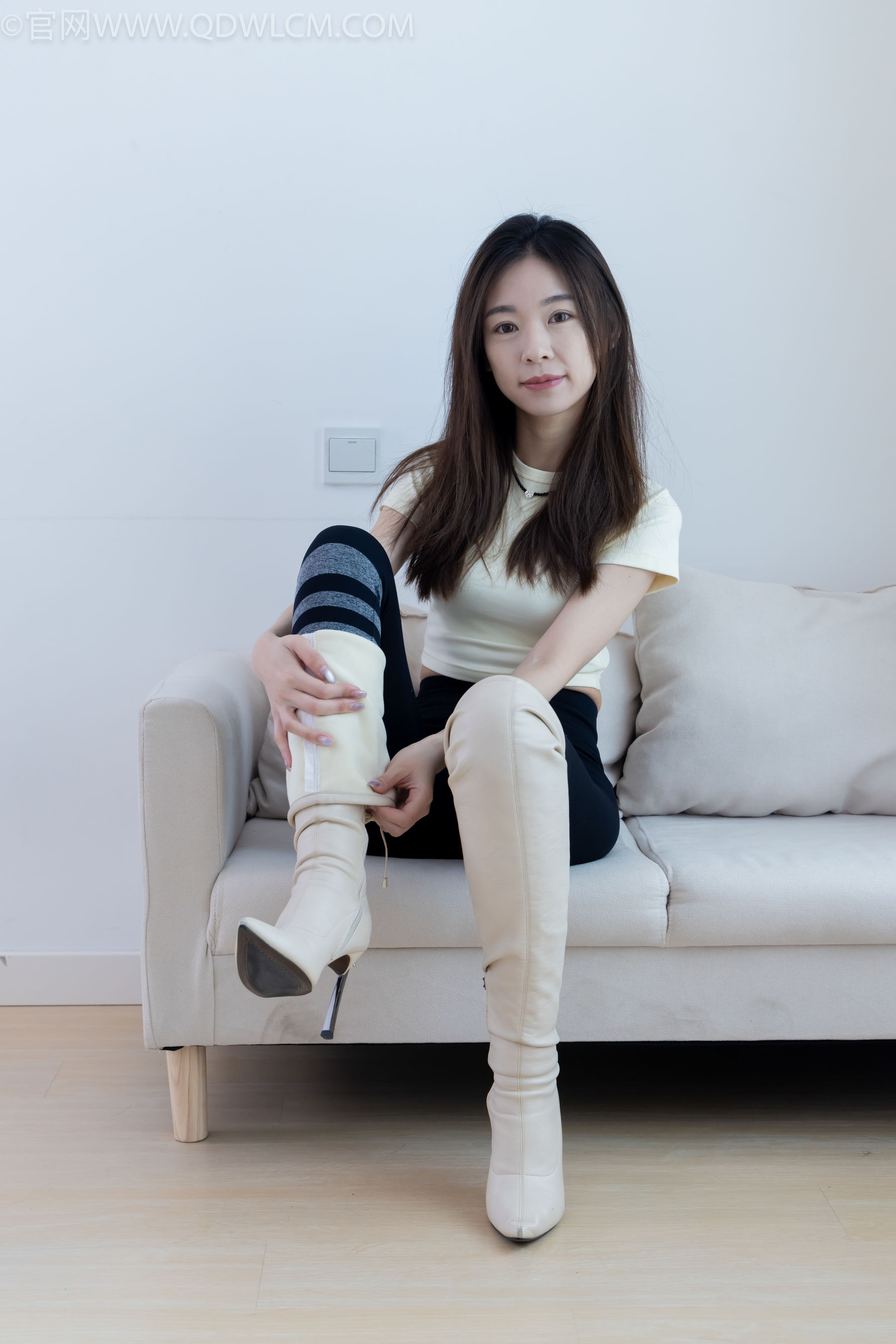 物恋传媒 No.2339 婷婷 - 长靴、白棉袜、裸足/(175P)