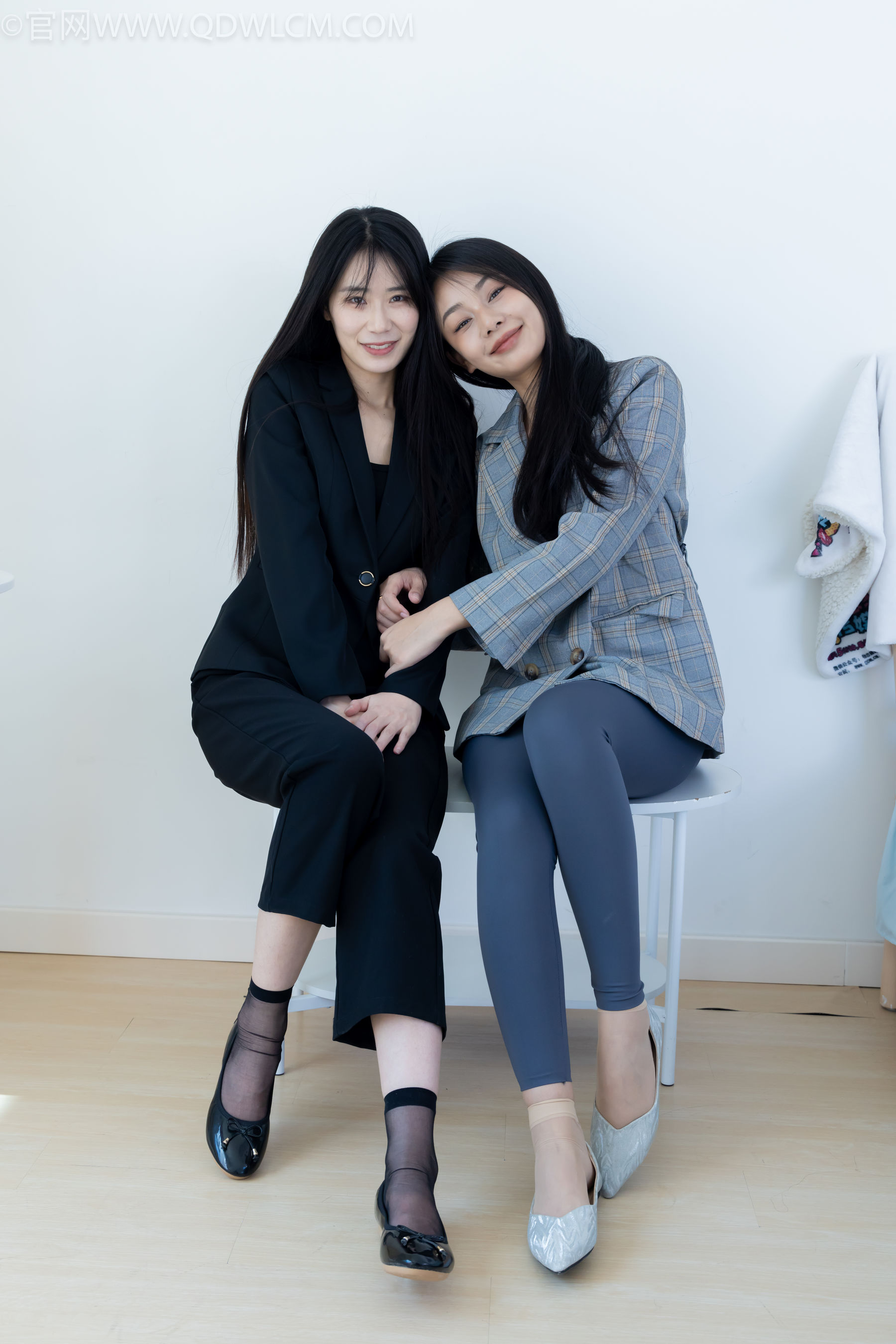 物恋传媒 No.2338 菜菜&岚岚 - 两双平底鞋、短黑丝、短肉丝/(169P)