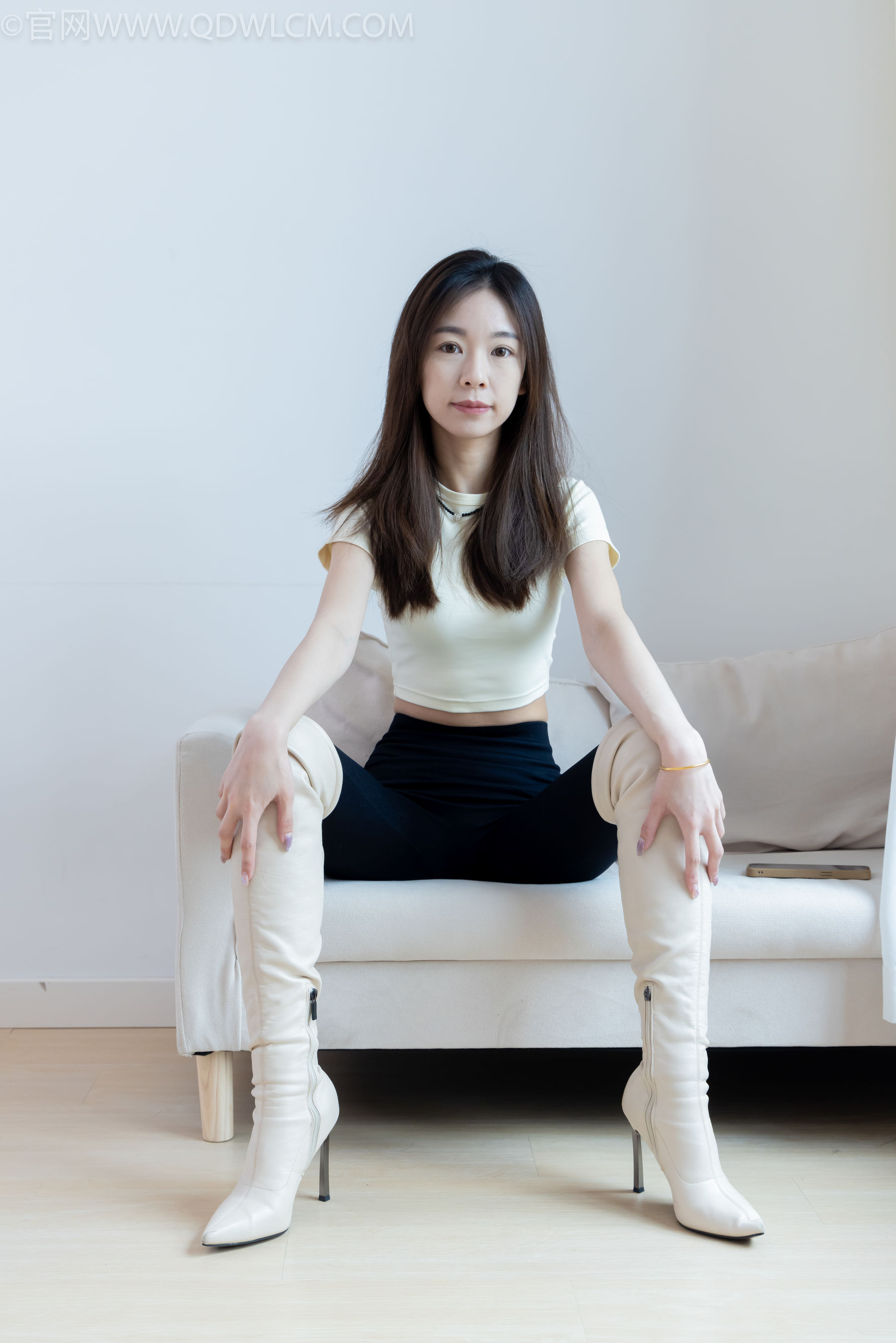 物恋传媒 No.2339 婷婷 - 长靴、白棉袜、裸足/(175P)