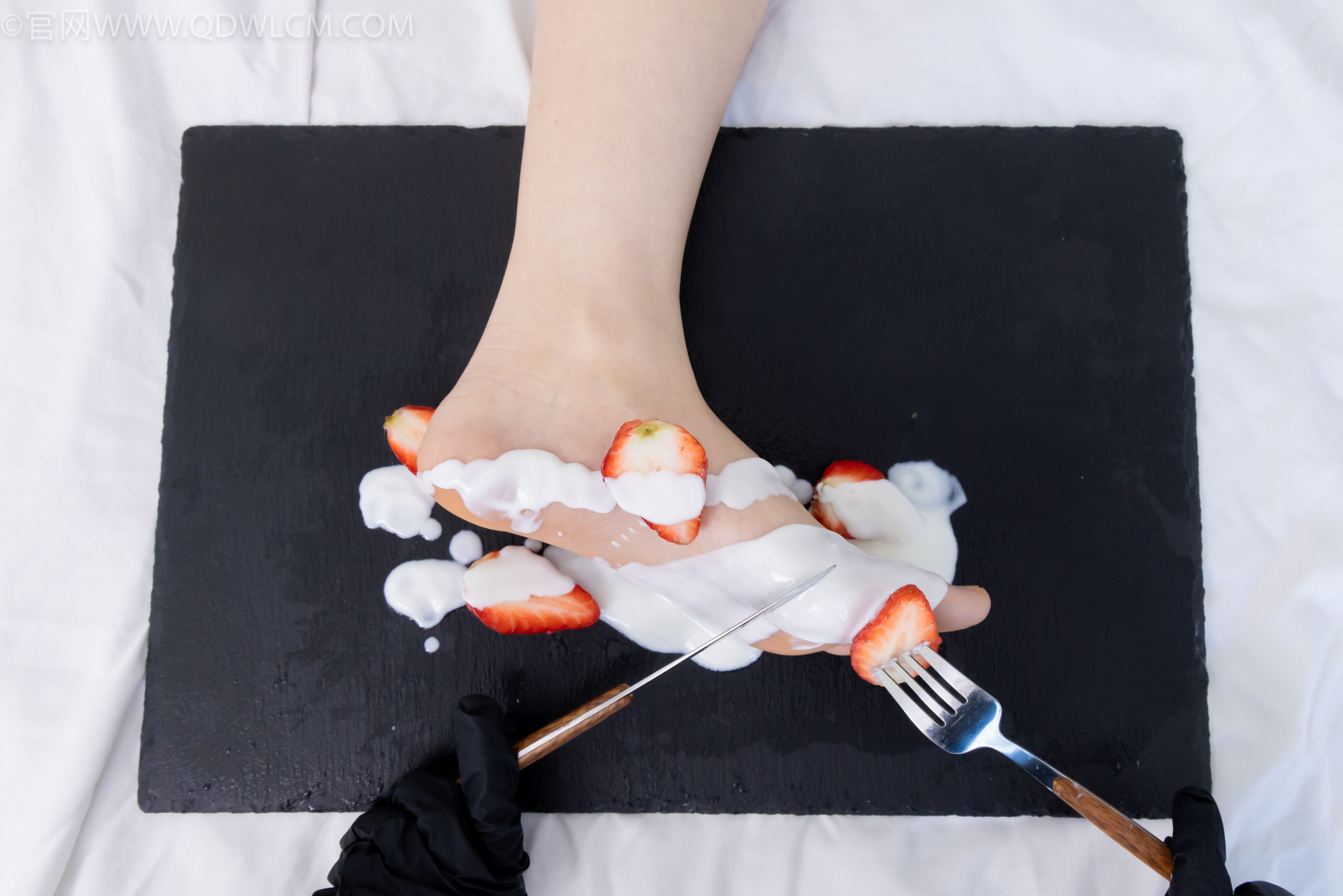 物恋传媒 No.2331 菜菜 - 高跟鞋、薄黑丝、裸足/(352P)