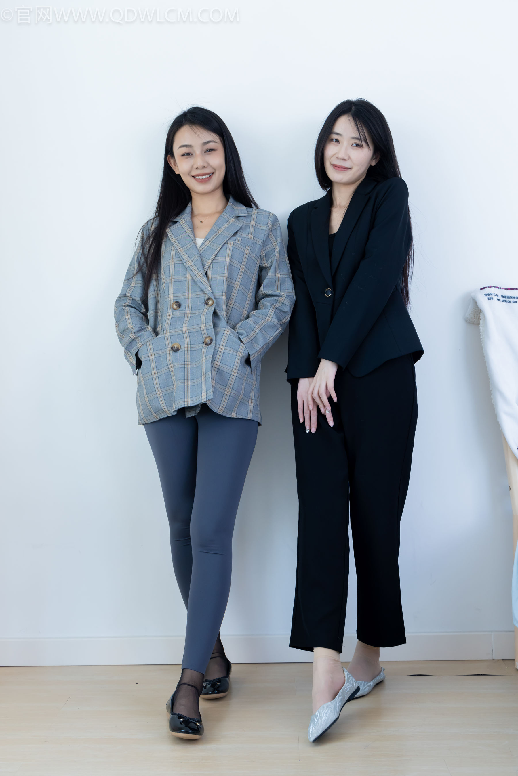 物恋传媒 No.2338 菜菜&岚岚 - 两双平底鞋、短黑丝、短肉丝/(169P)