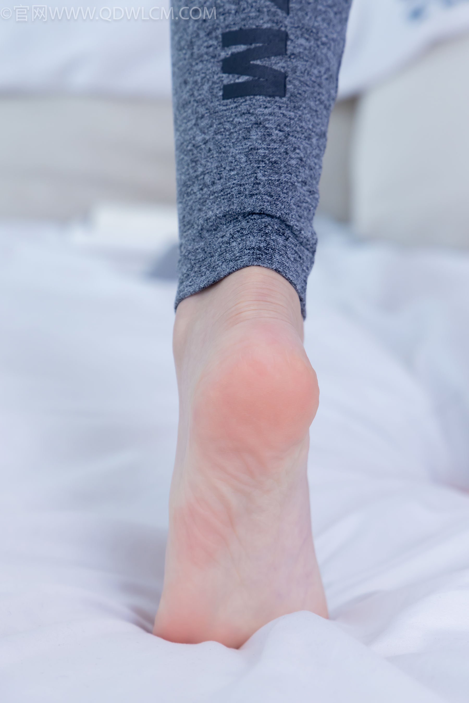 物恋传媒 No.2339 婷婷 - 长靴、白棉袜、裸足/(175P)