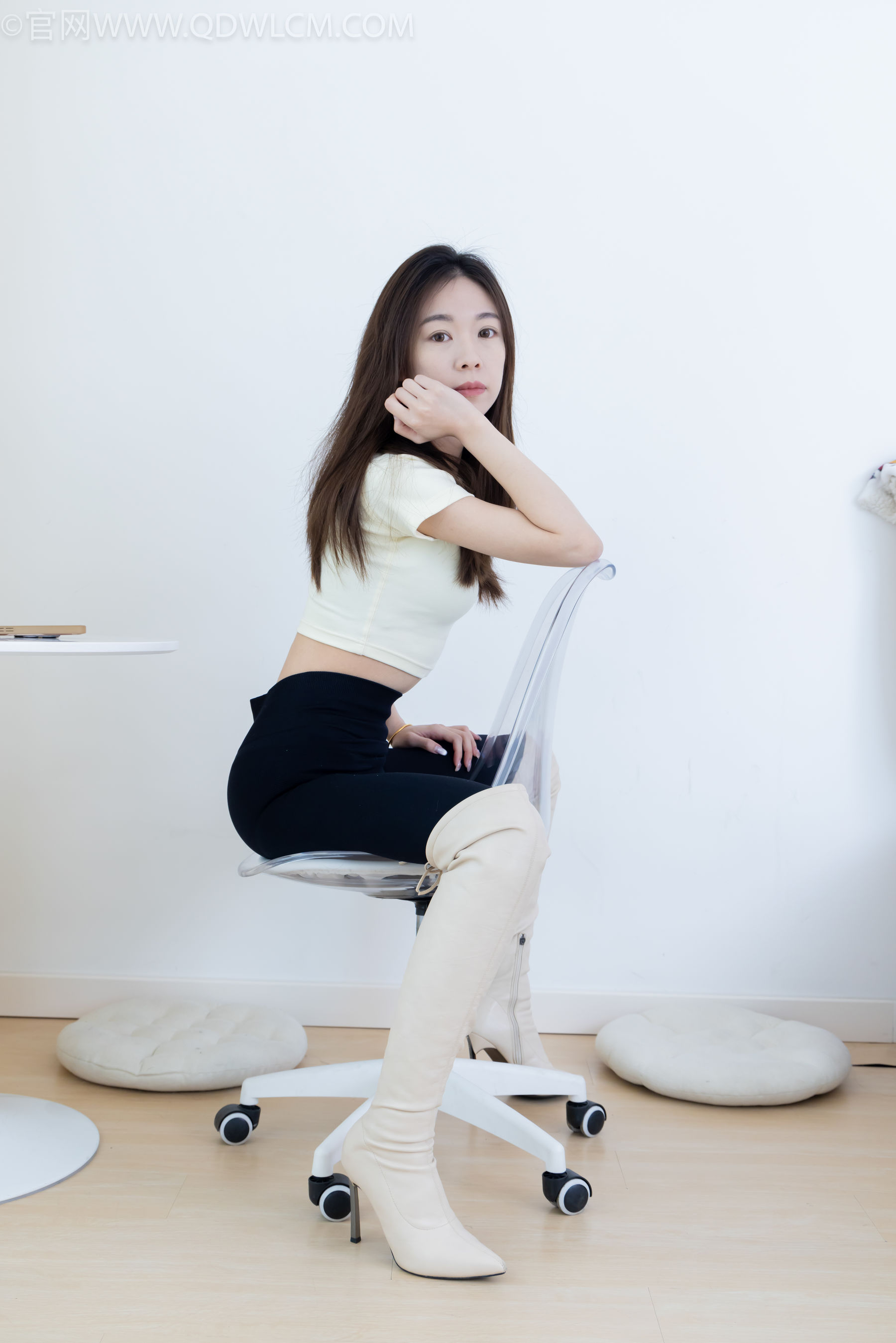 物恋传媒 No.2339 婷婷 - 长靴、白棉袜、裸足/(175P)