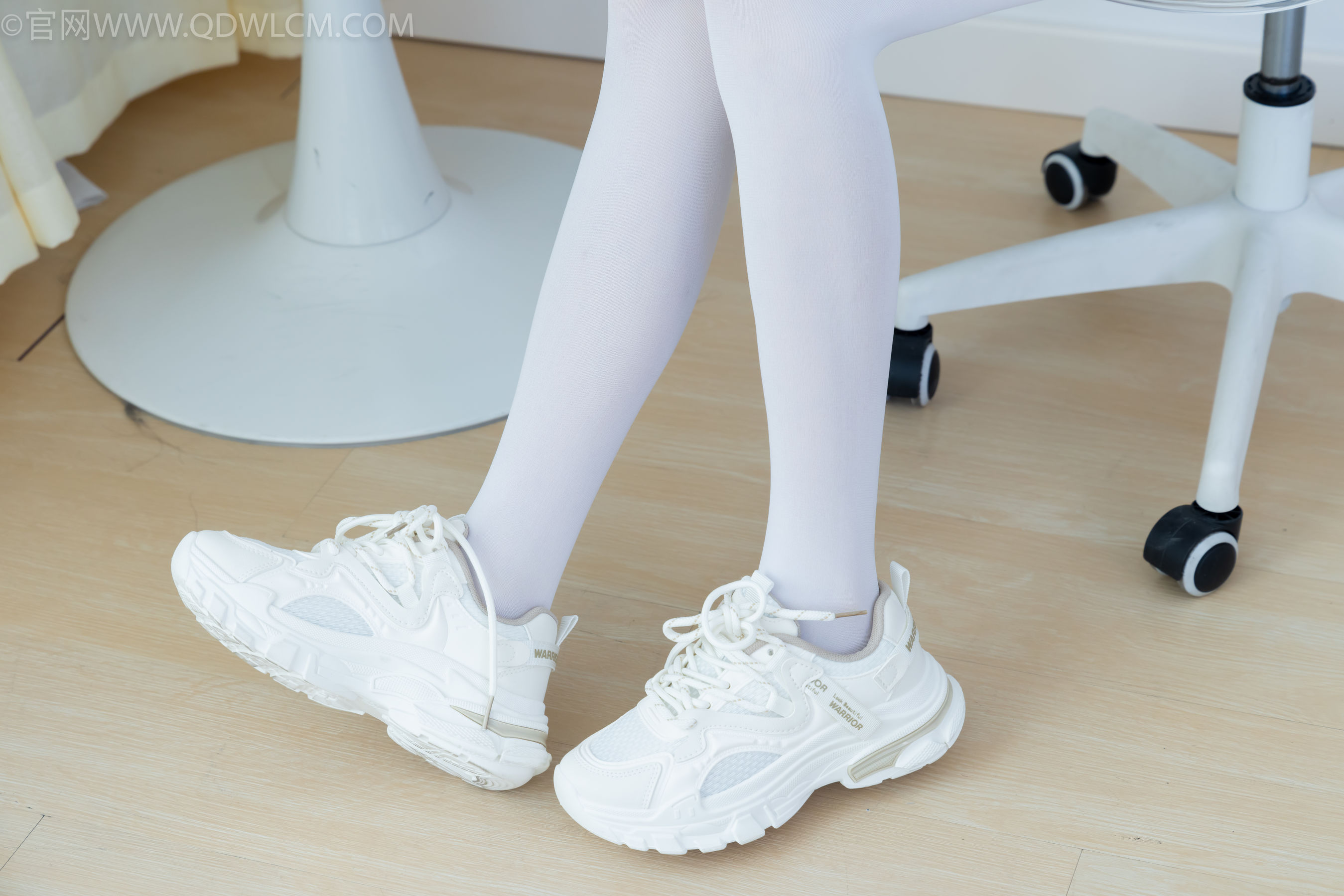 物恋传媒 No.2334 嘉木 - 运动鞋、厚白丝、裸足、裸足/(242P)