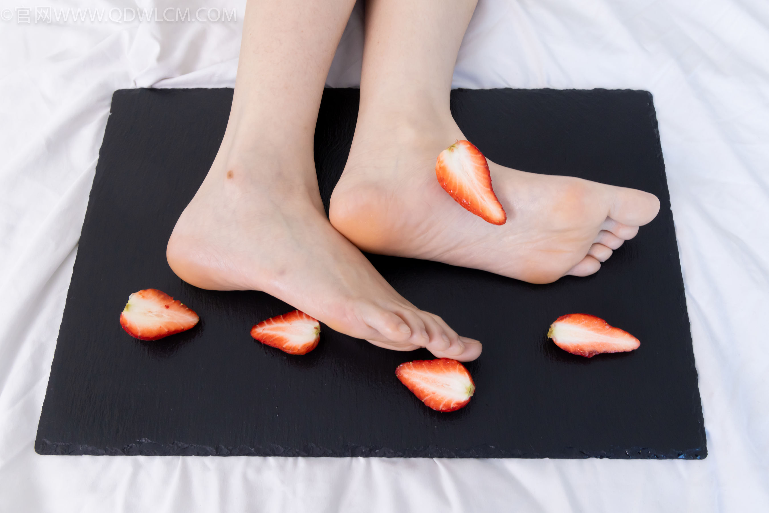 物恋传媒 No.2331 菜菜 - 高跟鞋、薄黑丝、裸足/(352P)