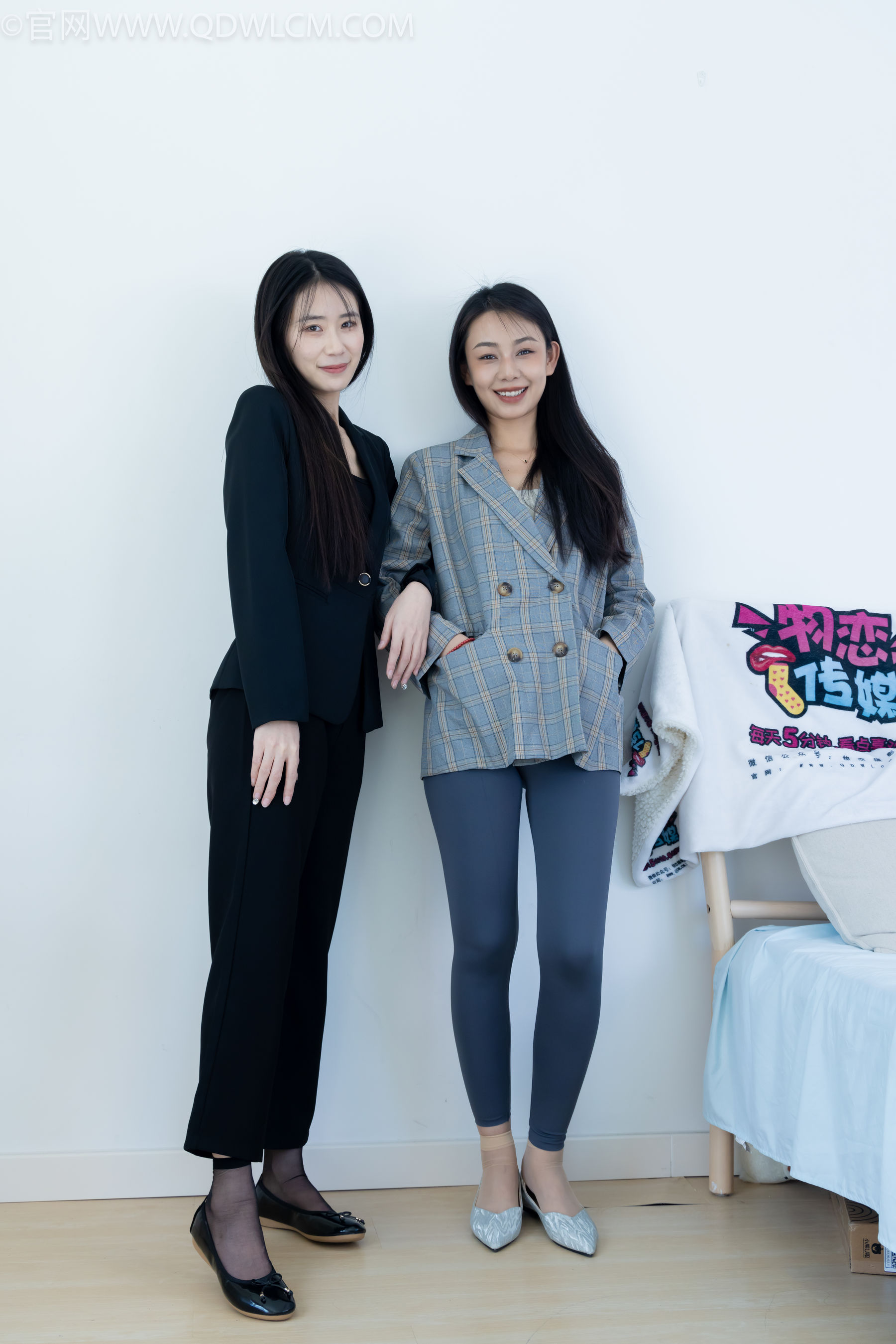 物恋传媒 No.2338 菜菜&岚岚 - 两双平底鞋、短黑丝、短肉丝/(169P)