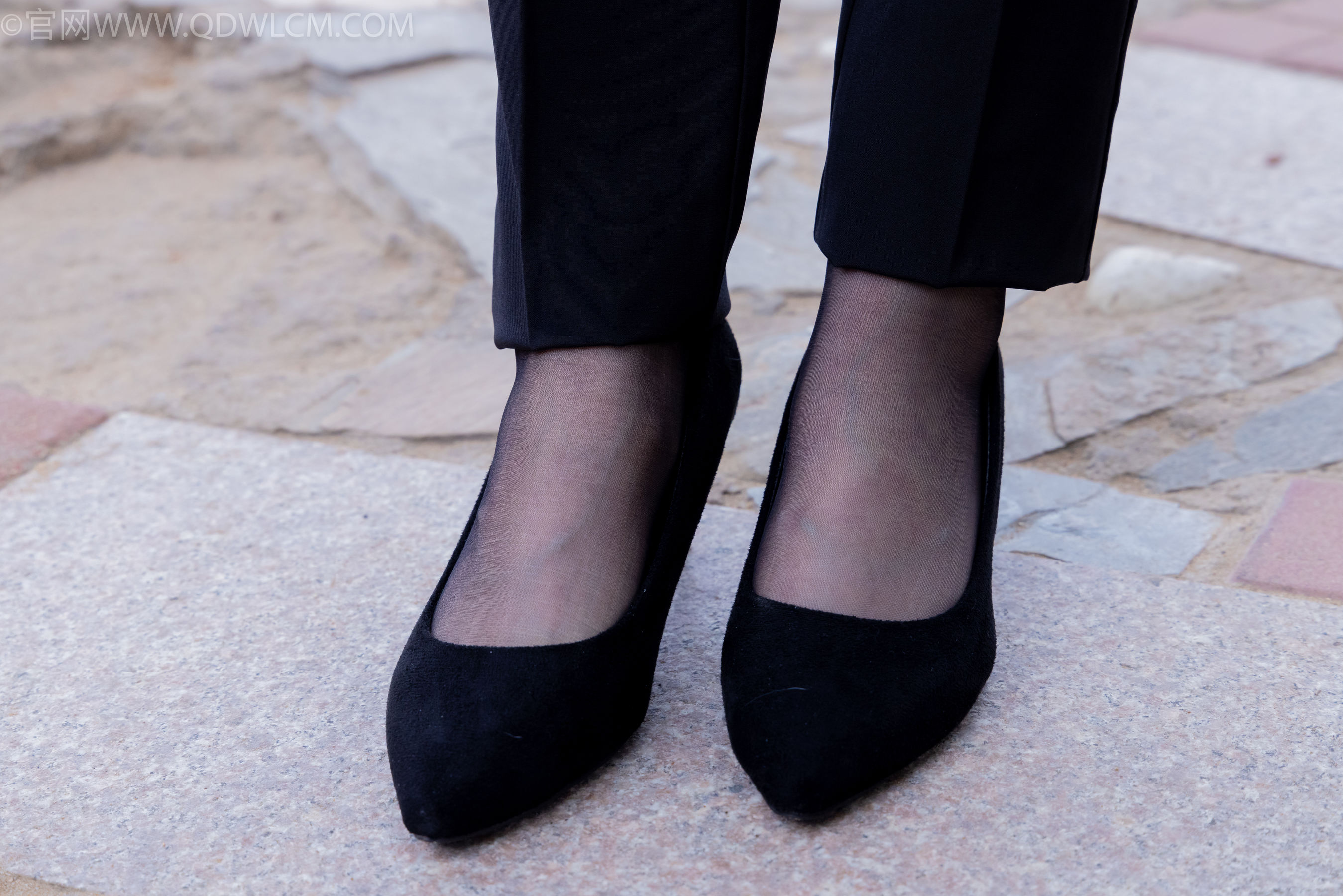 物恋传媒 No.2337 小酒 - 高跟鞋、短黑丝、短白丝/(315P)