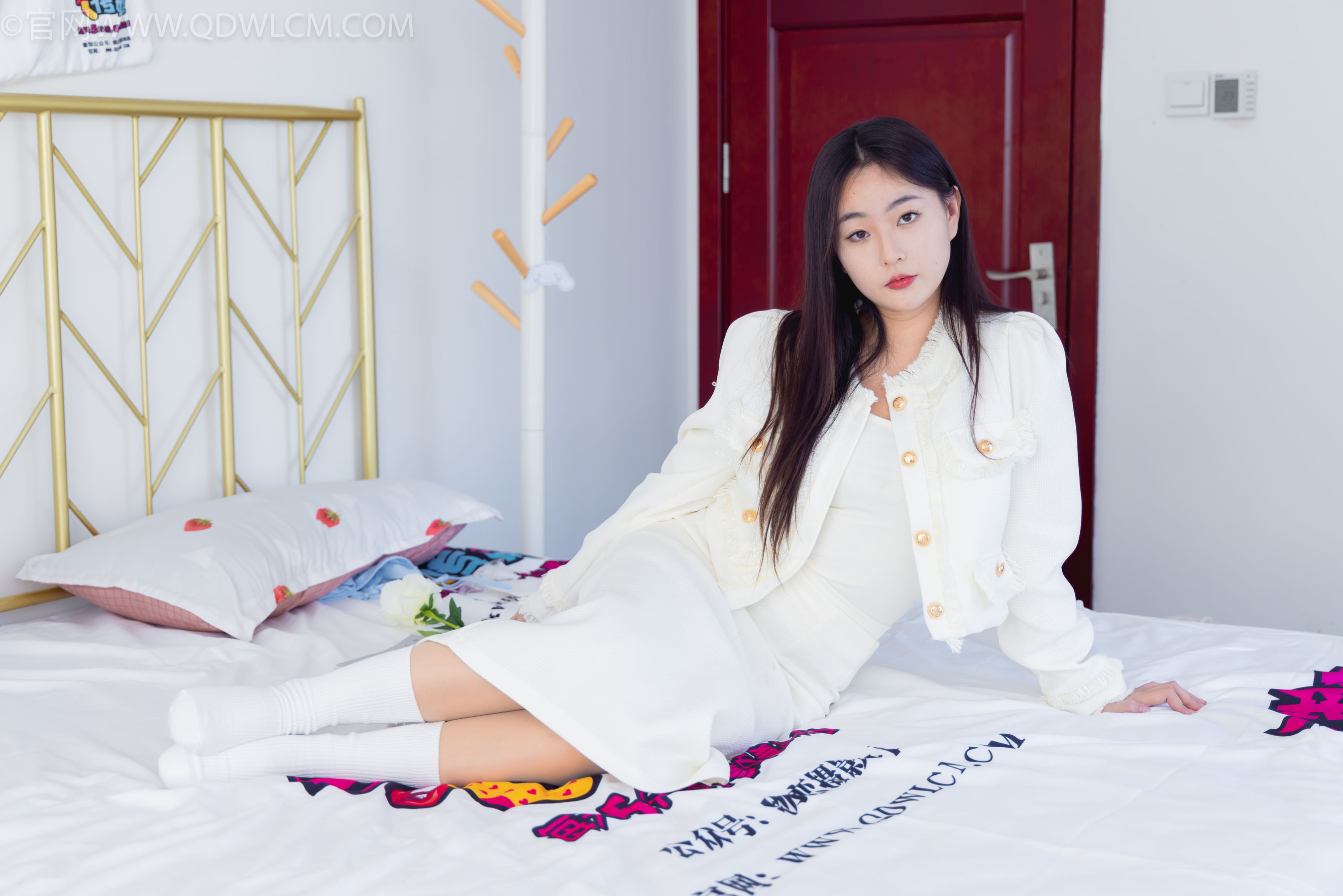 物恋传媒 No.2335 美兔 - 布鞋、长靴、白棉袜、薄肉丝/(227P)