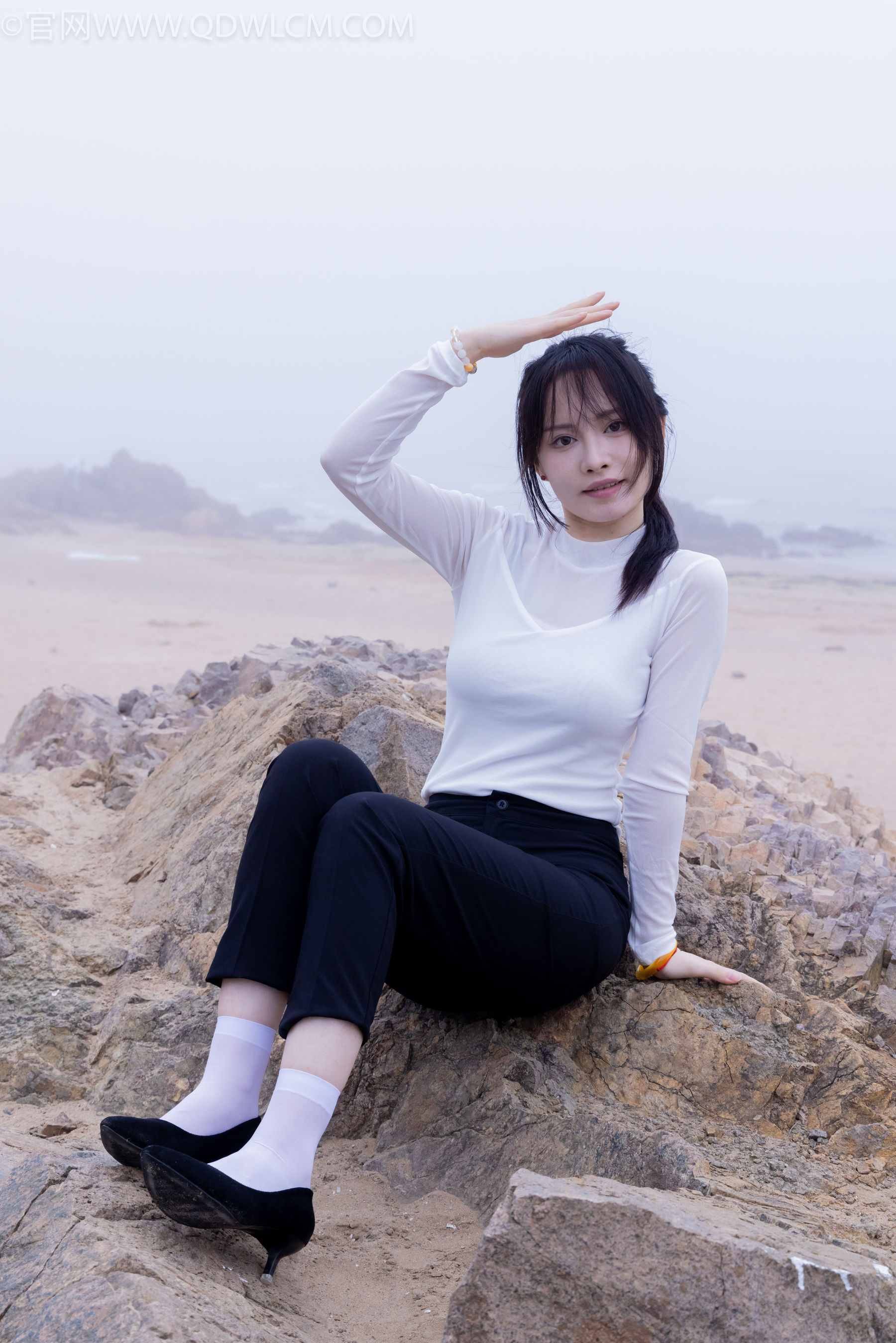 物恋传媒 No.2337 小酒 - 高跟鞋、短黑丝、短白丝/(315P)