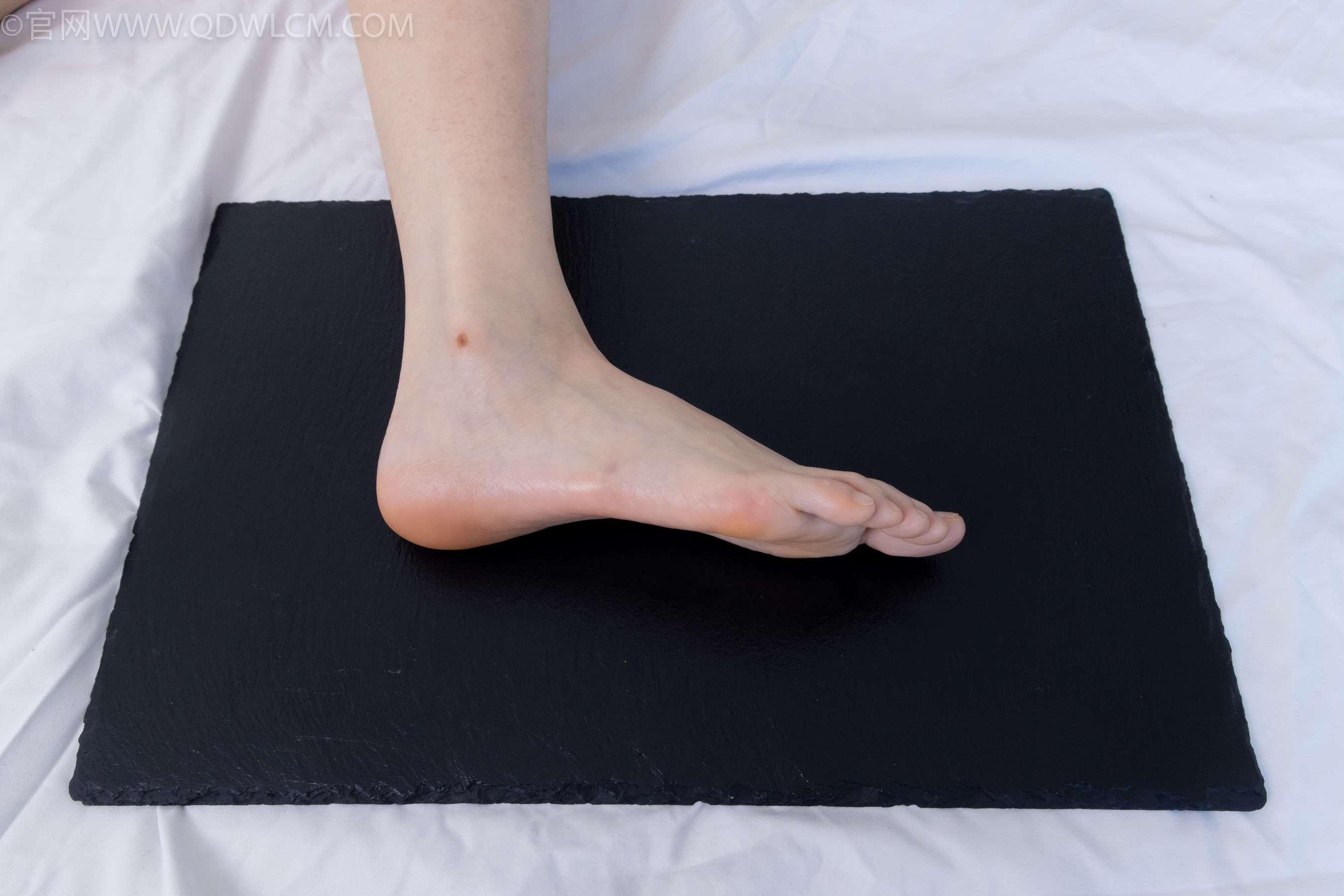 物恋传媒 No.2331 菜菜 - 高跟鞋、薄黑丝、裸足/(352P)