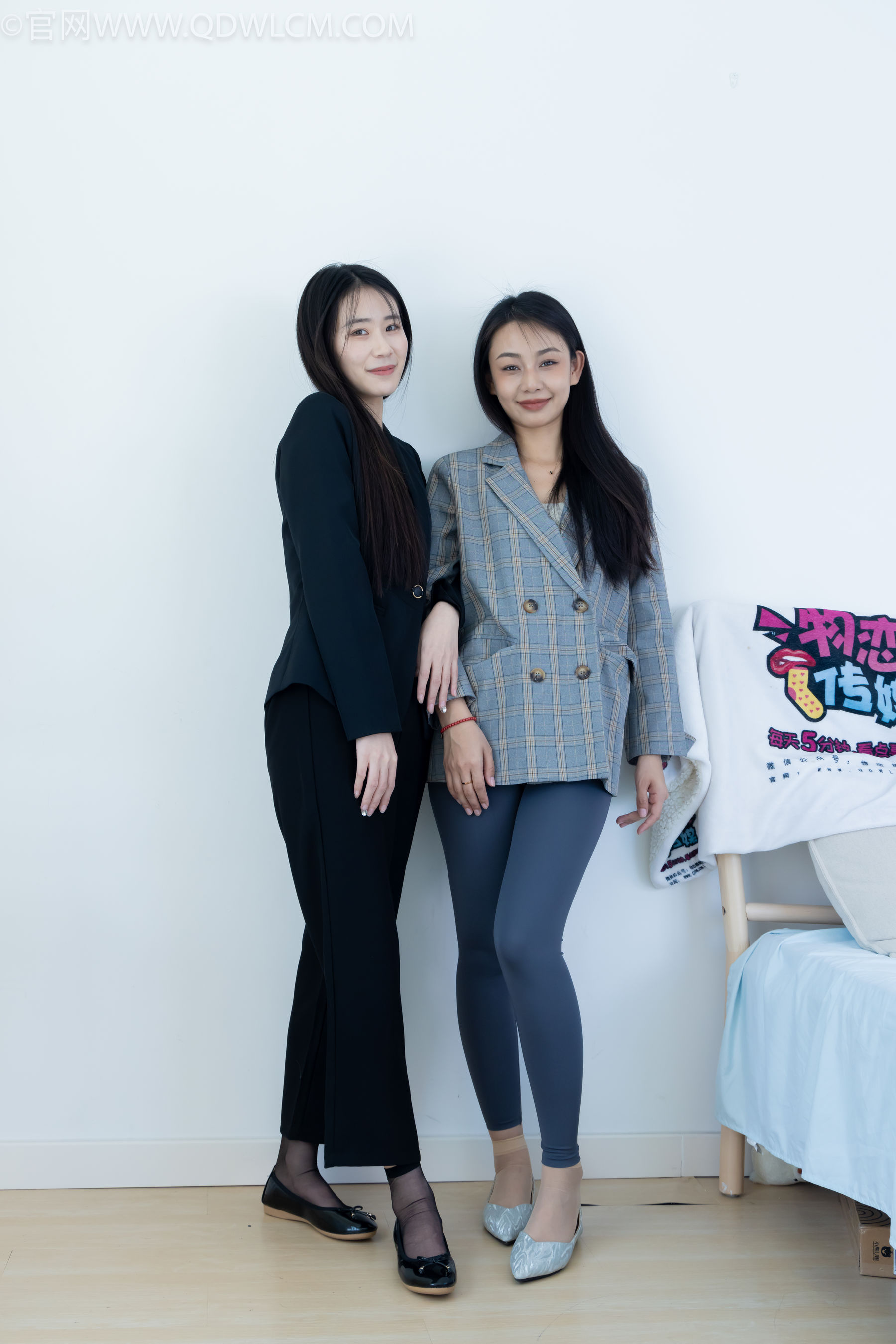 物恋传媒 No.2338 菜菜&岚岚 - 两双平底鞋、短黑丝、短肉丝/(169P)