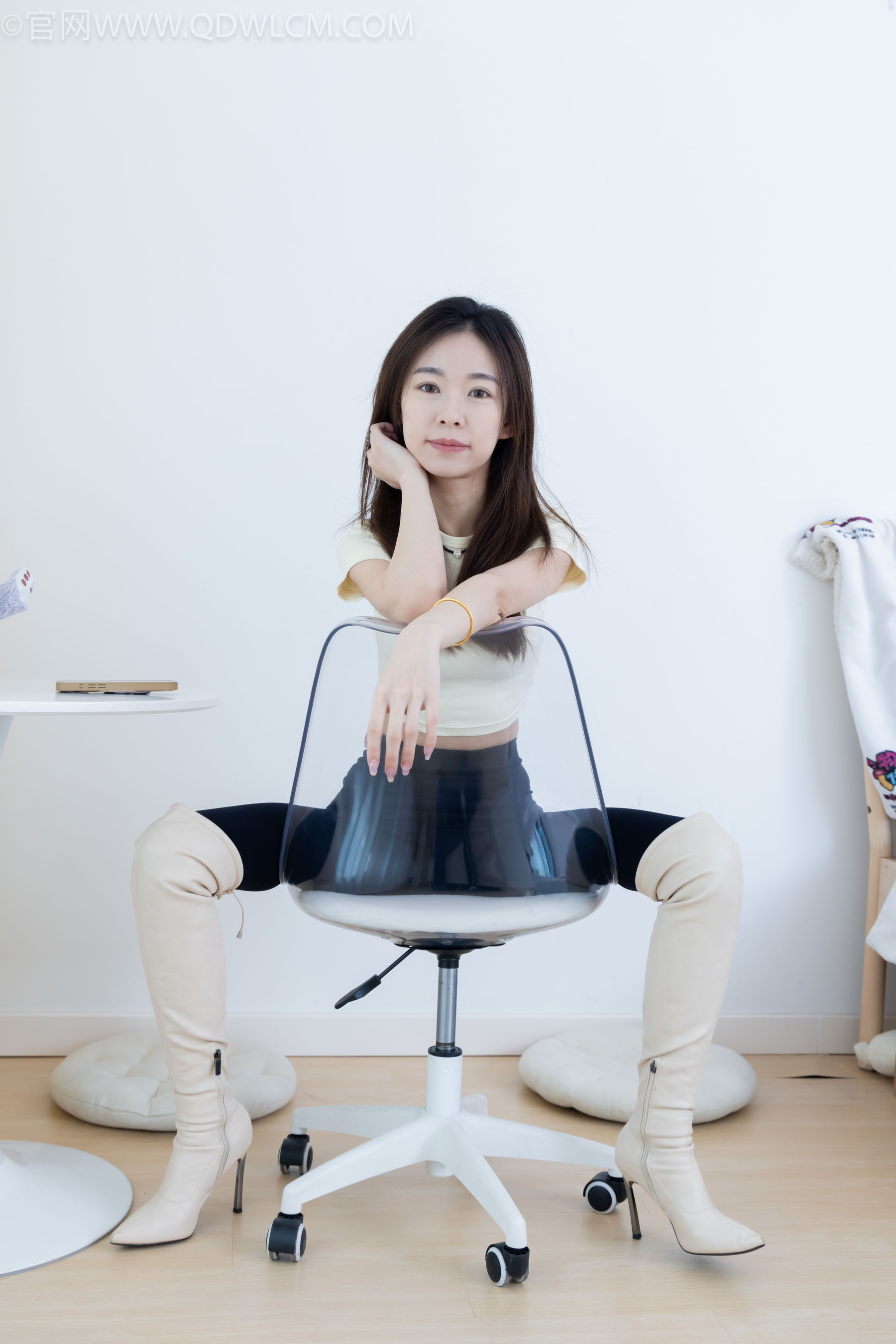 物恋传媒 No.2339 婷婷 - 长靴、白棉袜、裸足/(175P)