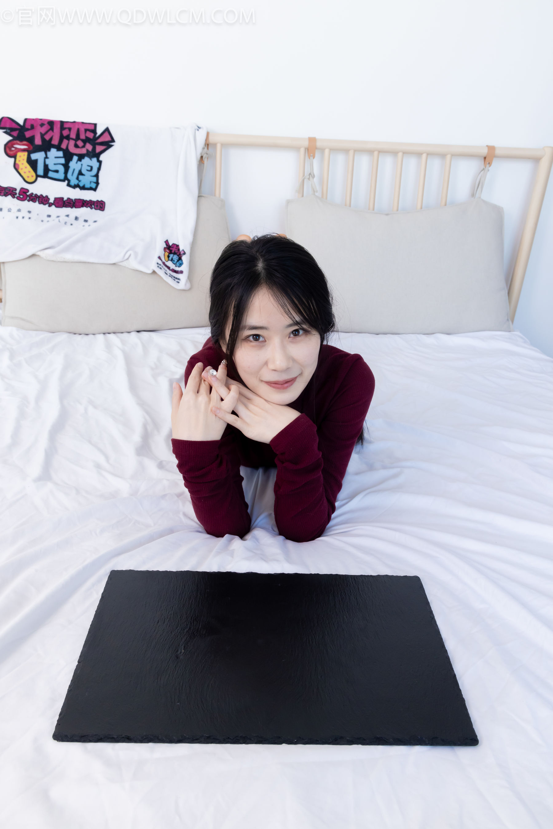 物恋传媒 No.2331 菜菜 - 高跟鞋、薄黑丝、裸足/(352P)